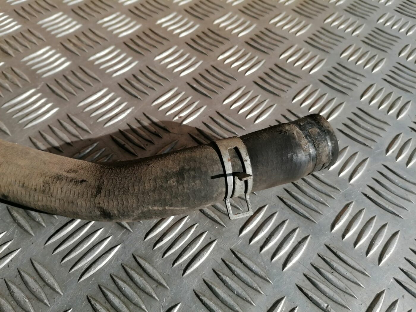 Dzesēšanas caurule priekš HONDA CIVIC 2004 2 Dzesēšanas caurule priekš HONDA CIVIC 2004