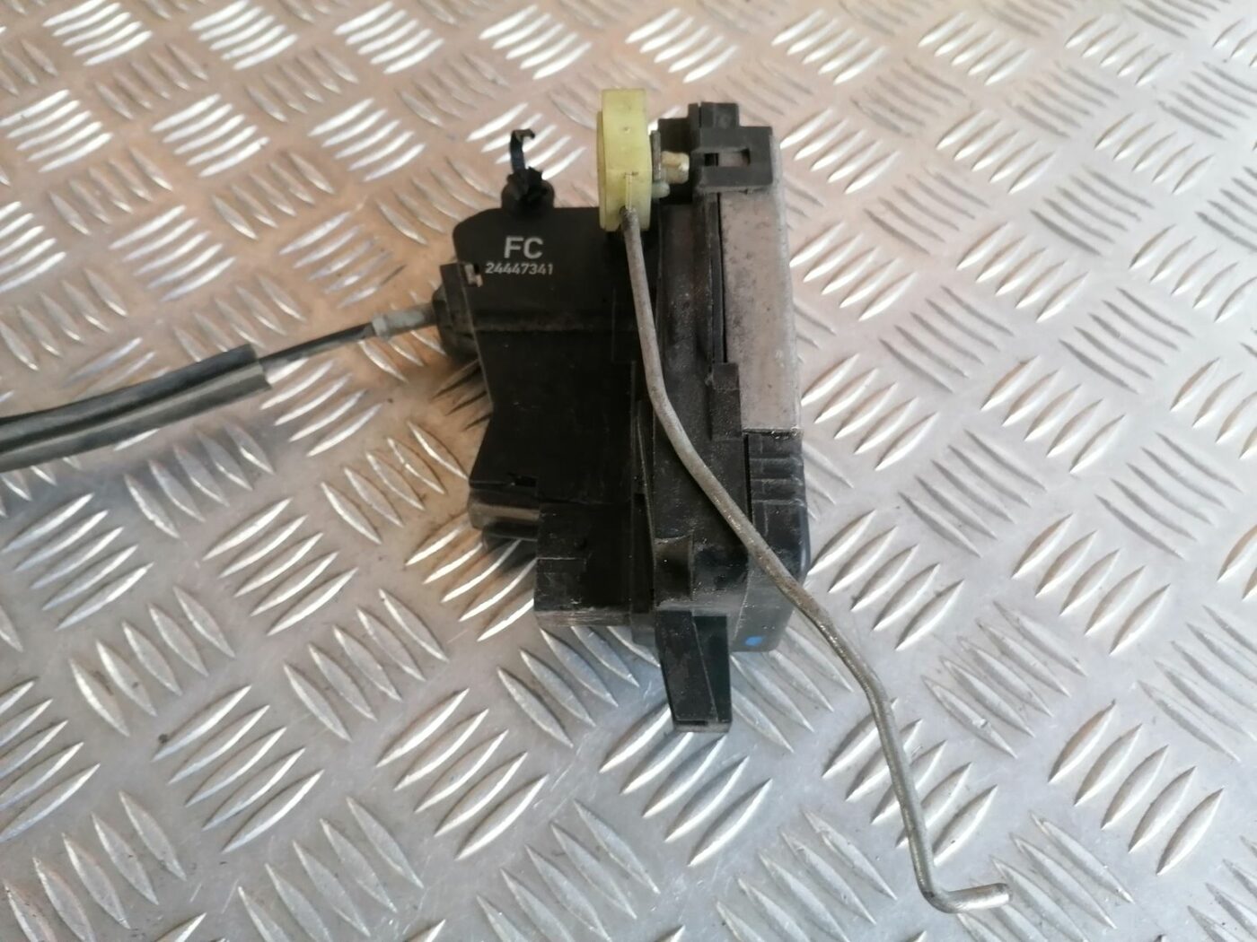 Priekšējo labo durvju slēdzene priekš OPEL VECTRA C 2002 2 Priekšējo labo durvju slēdzene priekš OPEL VECTRA C 2002