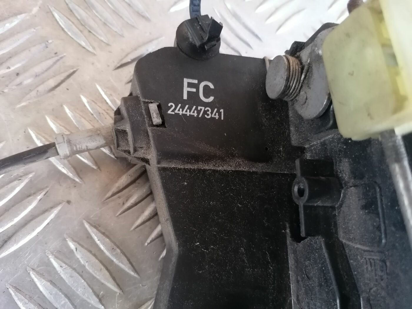 Priekšējo labo durvju slēdzene priekš OPEL VECTRA C 2002 6 Priekšējo labo durvju slēdzene priekš OPEL VECTRA C 2002