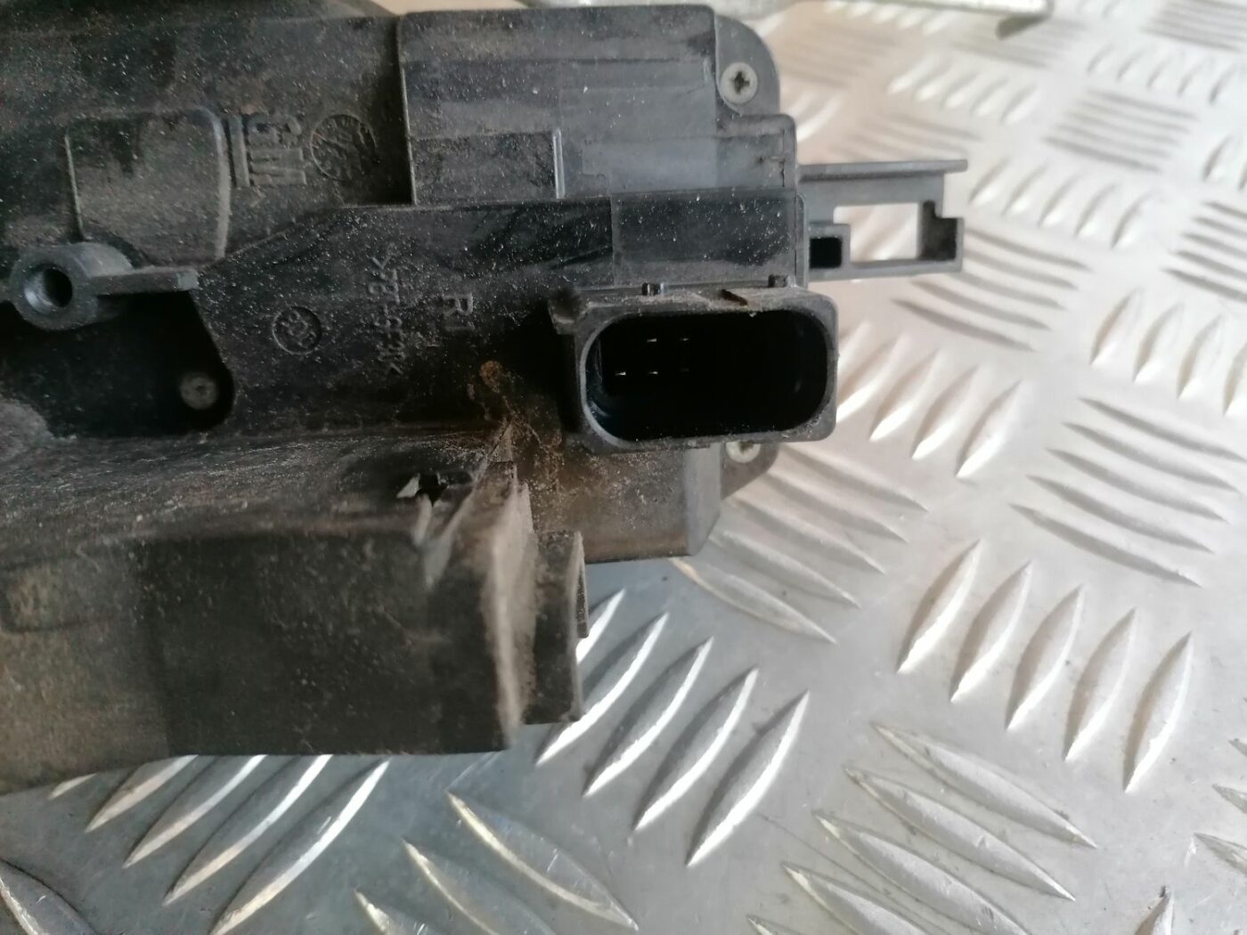 Priekšējo labo durvju slēdzene priekš OPEL VECTRA C 2002 5 Priekšējo labo durvju slēdzene priekš OPEL VECTRA C 2002