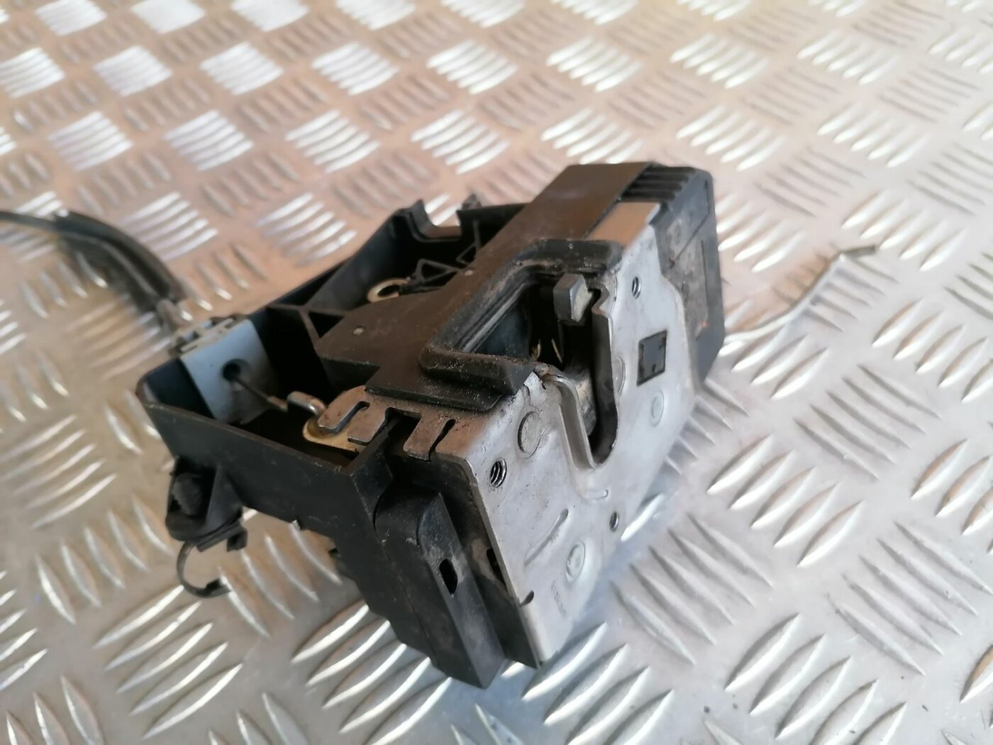 Priekšējo labo durvju slēdzene priekš OPEL VECTRA C 2002 3 Priekšējo labo durvju slēdzene priekš OPEL VECTRA C 2002