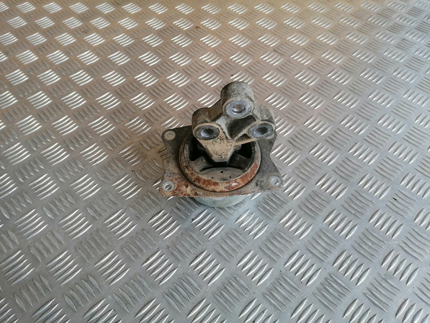 Dzinēja spilvens priekš OPEL VECTRA C 2002 6 Dzinēja spilvens priekš OPEL VECTRA C 2002