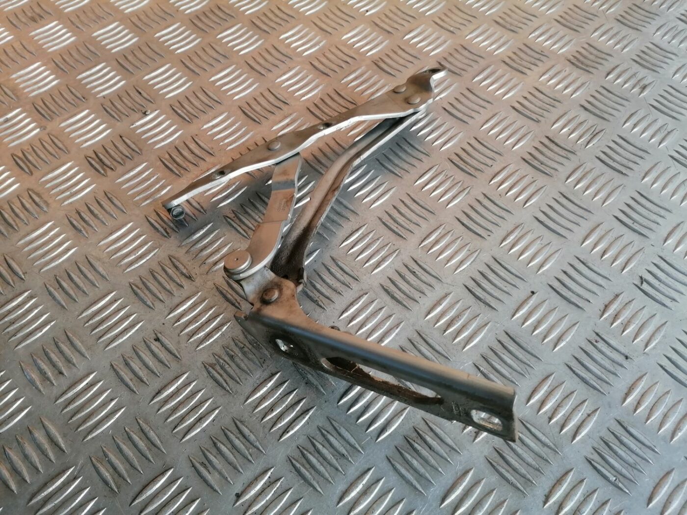 Bagažnieka vāka eņģe priekš OPEL VECTRA C 2002 2 Bagažnieka vāka eņģe priekš OPEL VECTRA C 2002