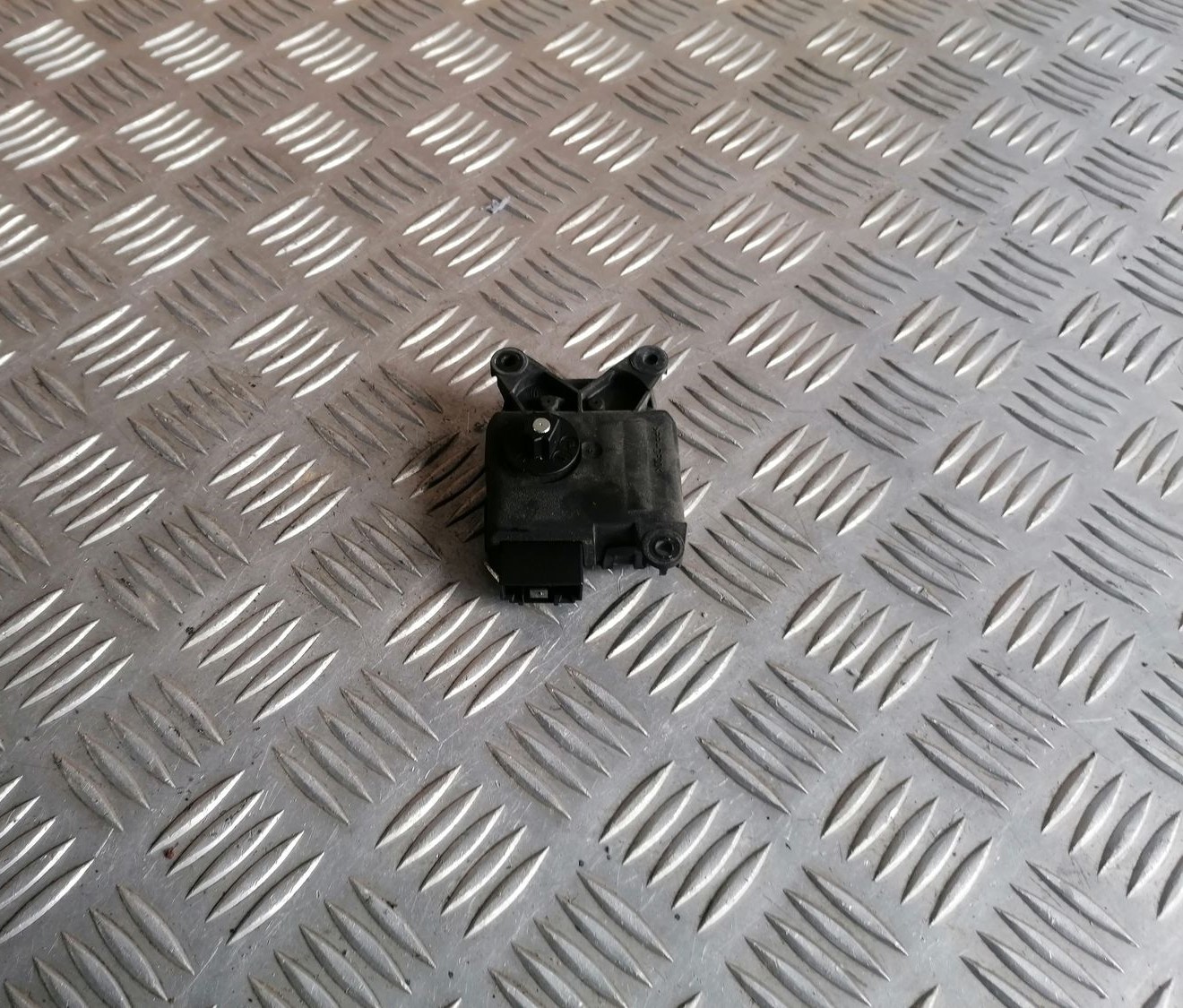 Apsildes sistēmas aktuators priekš OPEL VECTRA C 2002 4 Apsildes sistēmas aktuators priekš OPEL VECTRA C 2002