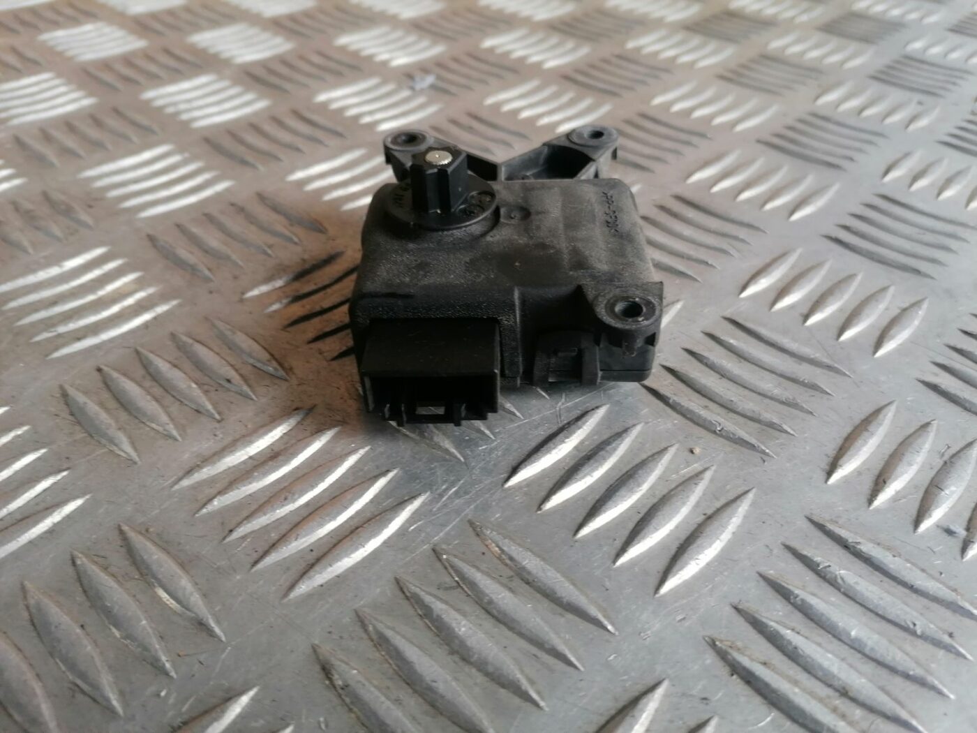 Apsildes sistēmas aktuators priekš OPEL VECTRA C 2002 3 Apsildes sistēmas aktuators priekš OPEL VECTRA C 2002