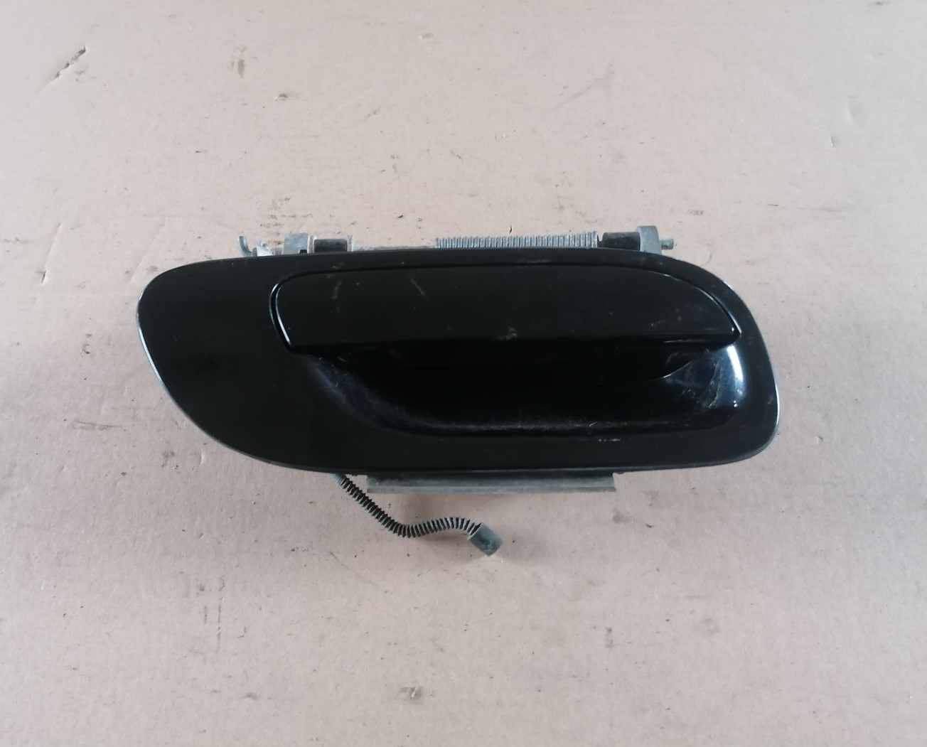Aizmugurējāis labais durvju rokturis priekš VOLVO S60 2004 2 Aizmugurējāis labais durvju rokturis priekš VOLVO S60 2004