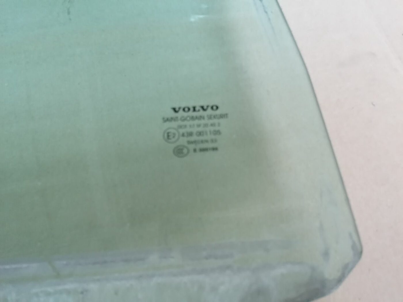 Aizmugurējo labo durvju stikls priekš VOLVO S60 2004 4 Aizmugurējo labo durvju stikls priekš VOLVO S60 2004