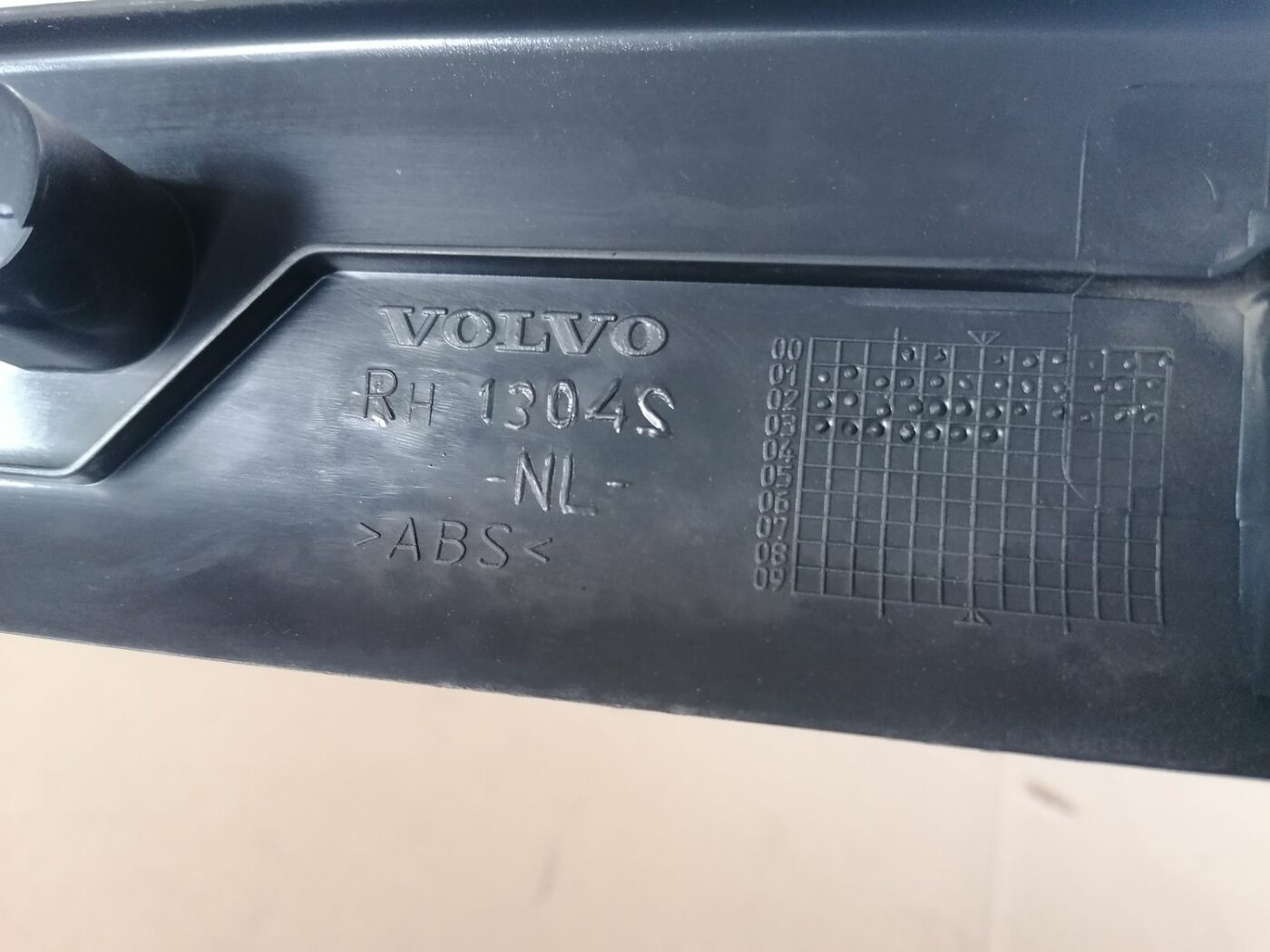 Sliekšņa priekšēja laba uzlika (salonā) priekš VOLVO S60 2004 4 Sliekšņa priekšēja laba uzlika (salonā) priekš VOLVO S60 2004