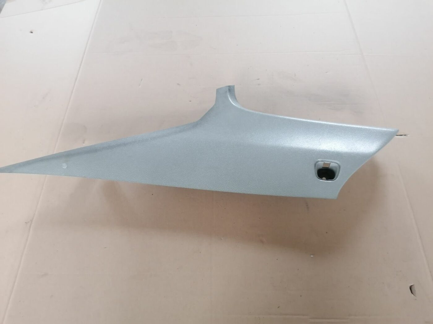 Aizmugurējas salona statnes apdare priekš VOLVO S60 2004 1 Aizmugurējas salona statnes apdare priekš VOLVO S60 2004