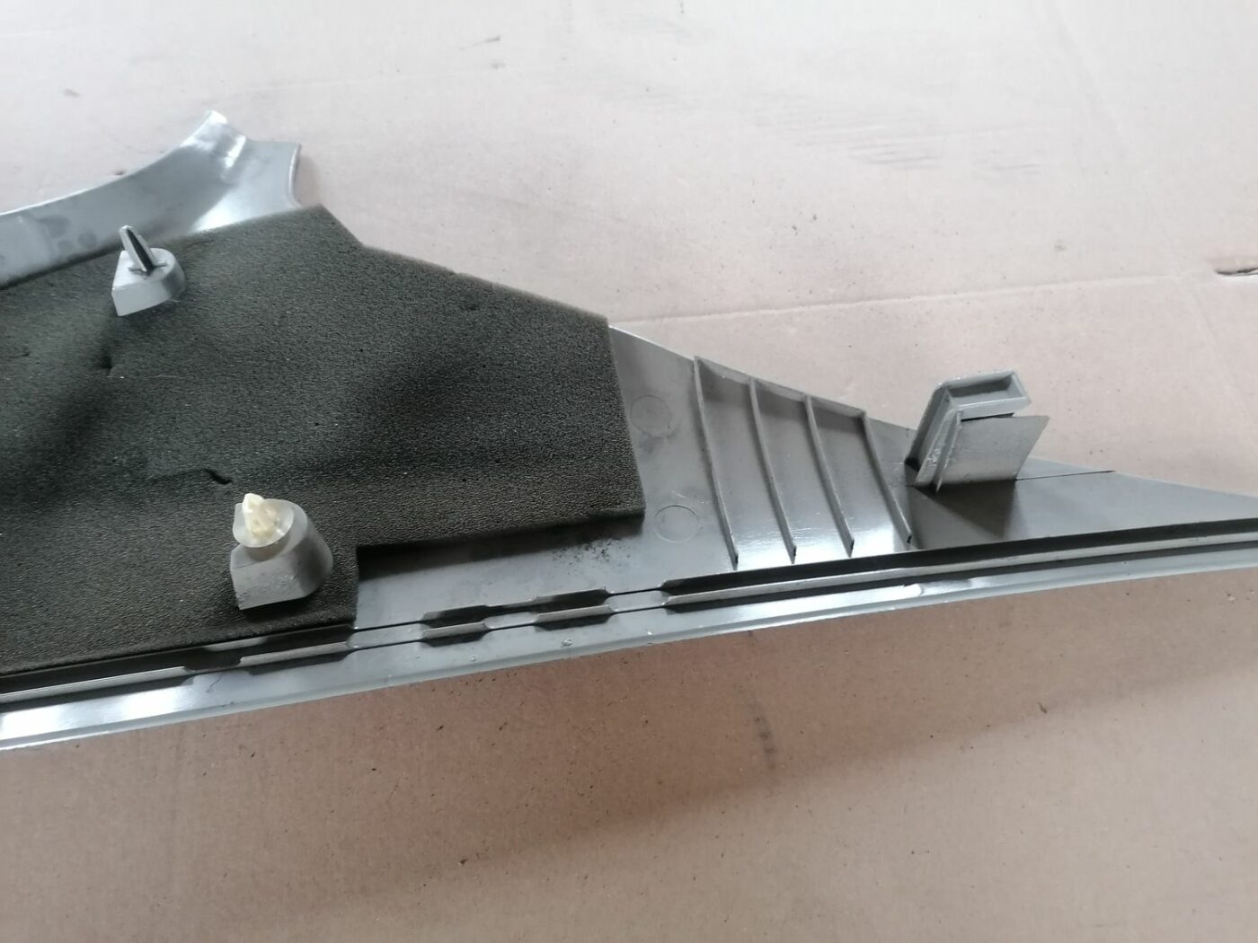 Aizmugurējas salona statnes apdare priekš VOLVO S60 2004 5 Aizmugurējas salona statnes apdare priekš VOLVO S60 2004