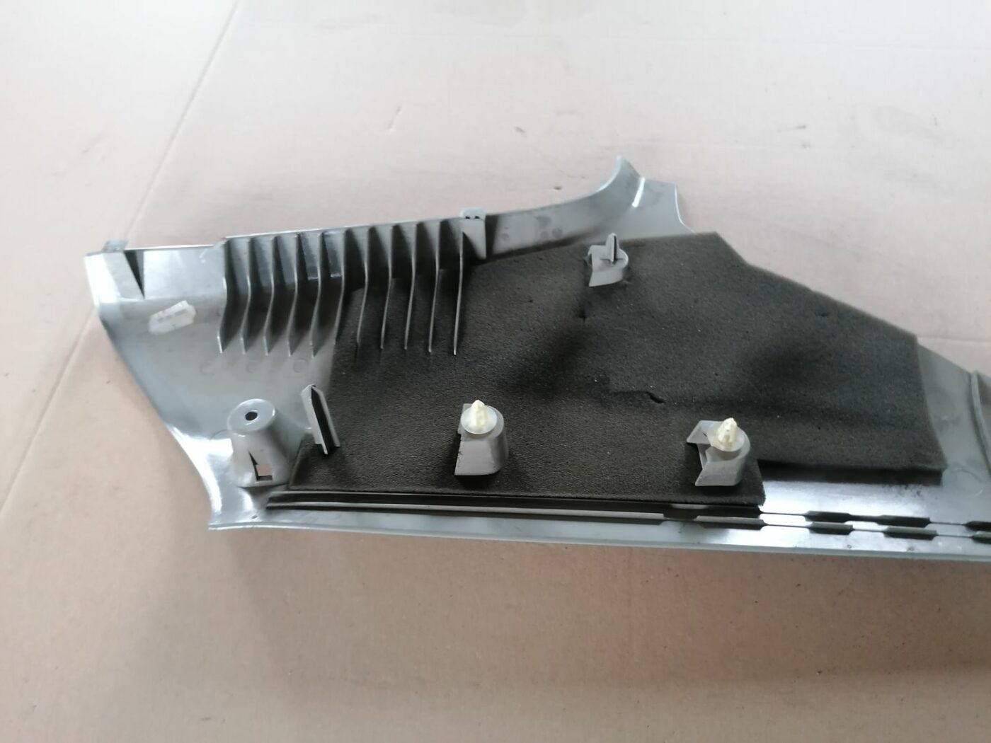 Aizmugurējas salona statnes apdare priekš VOLVO S60 2004 4 Aizmugurējas salona statnes apdare priekš VOLVO S60 2004