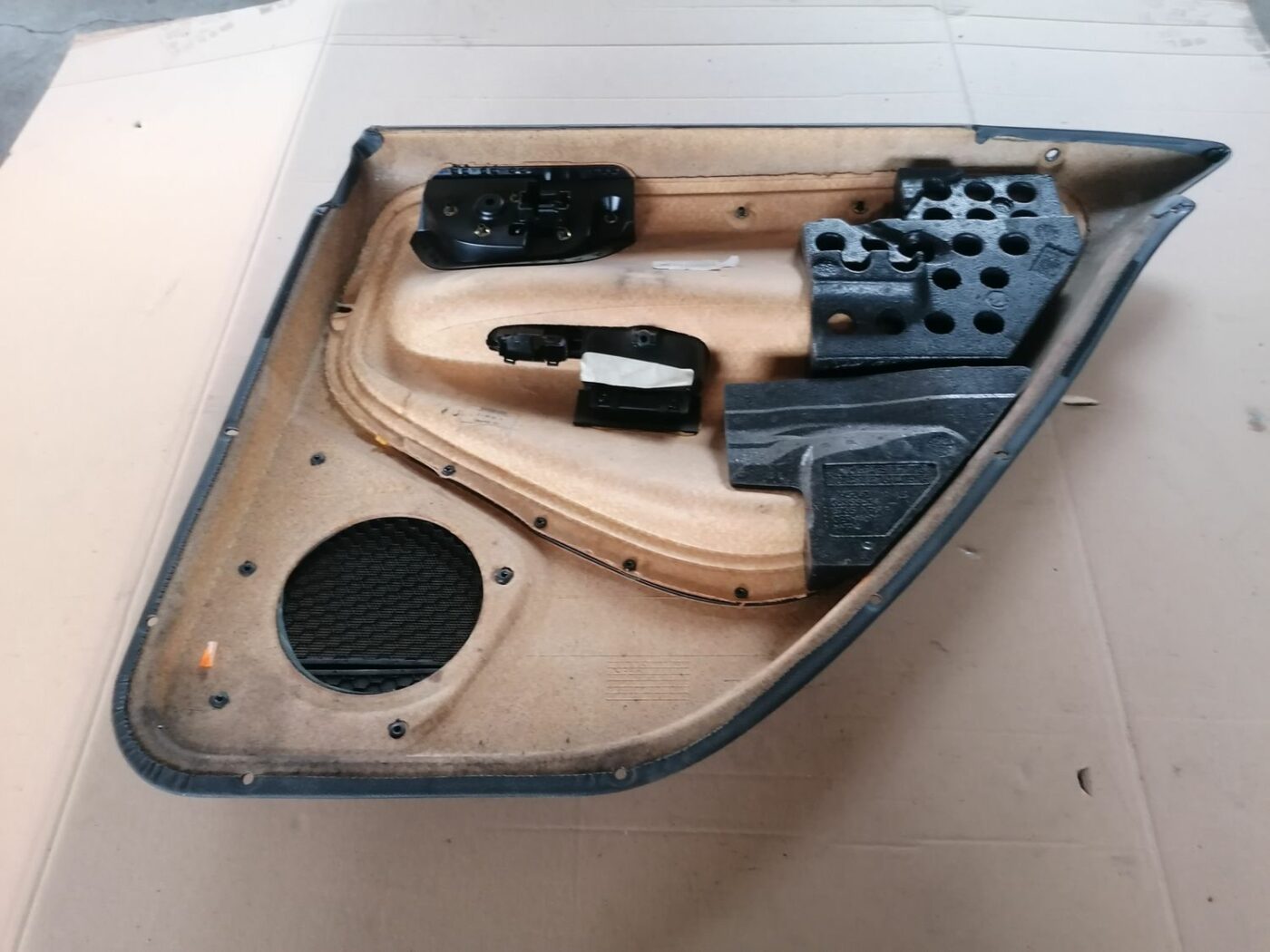 Aizmugurējo kreiso durvju apdare priekš VOLVO S60 2004 4 Aizmugurējo kreiso durvju apdare priekš VOLVO S60 2004