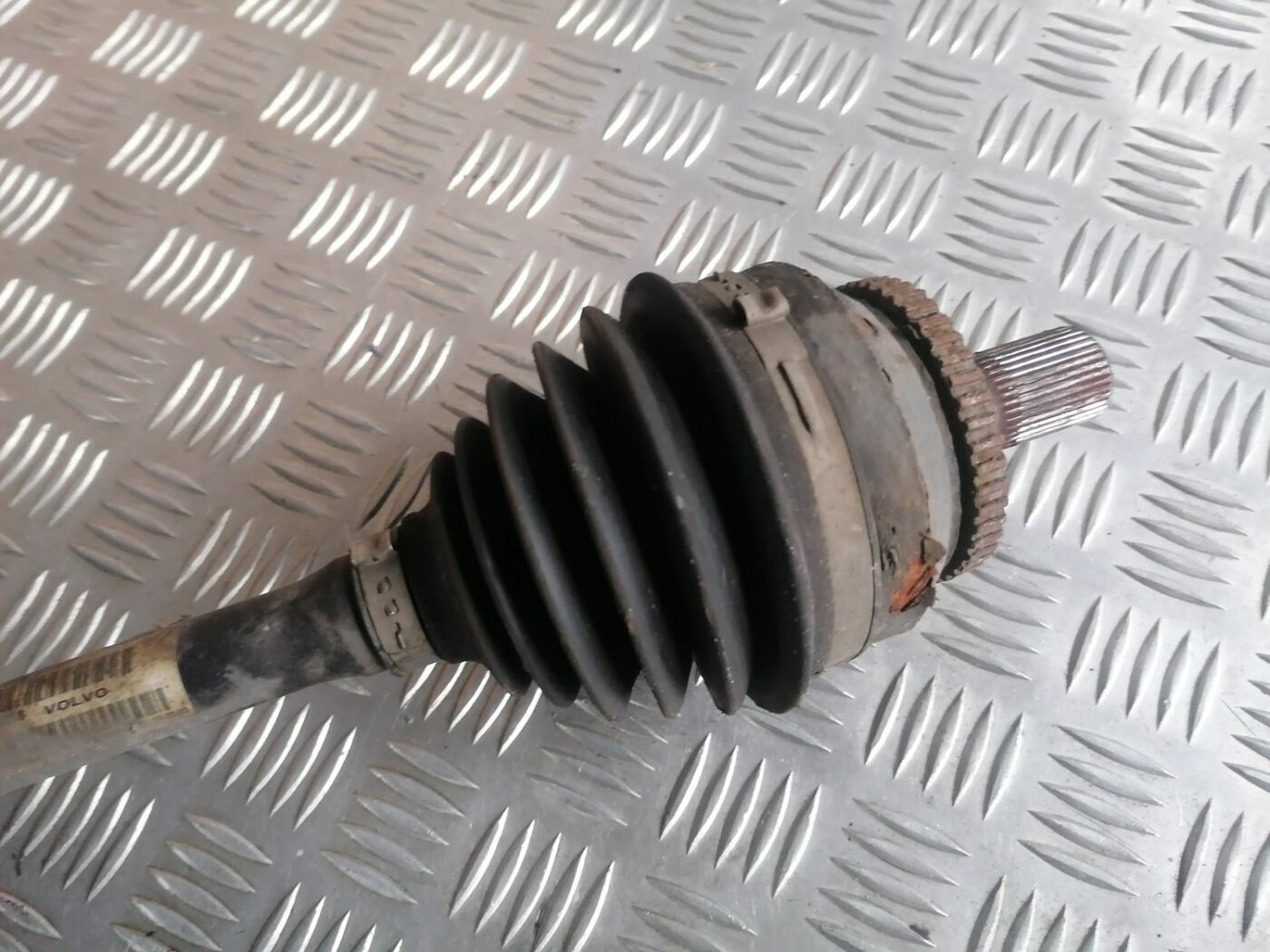 Pusass priekšēja labā priekš VOLVO S60 2004 2 Pusass priekšēja labā priekš VOLVO S60 2004