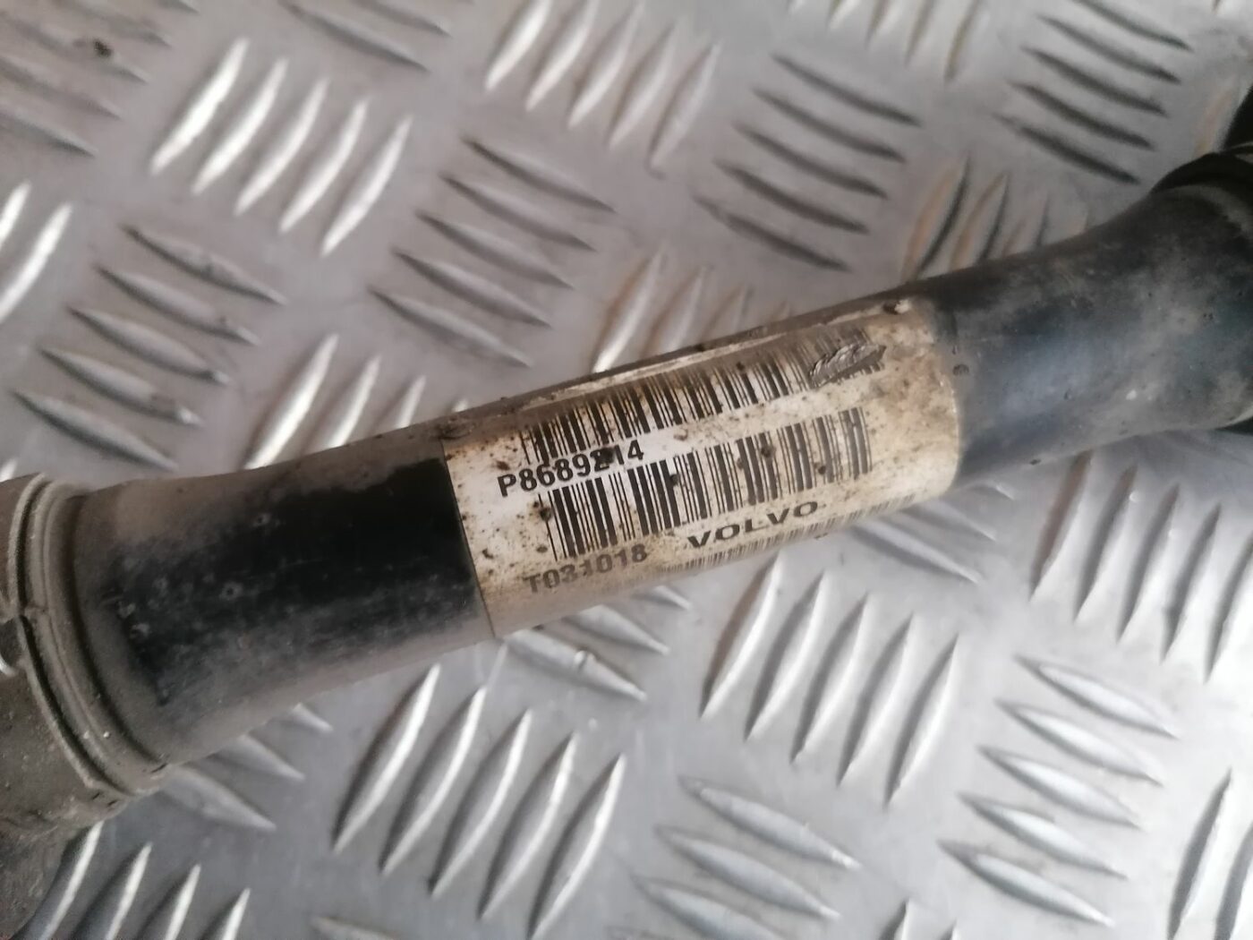 Pusass priekšēja labā priekš VOLVO S60 2004 5 Pusass priekšēja labā priekš VOLVO S60 2004