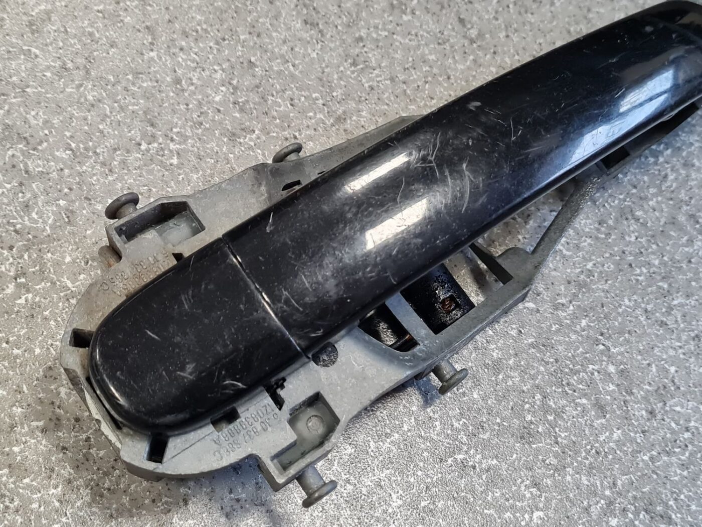 Aizmugurējāis labais durvju rokturis priekš SKODA OCTAVIA 2012 9 Aizmugurējāis labais durvju rokturis priekš SKODA OCTAVIA 2012