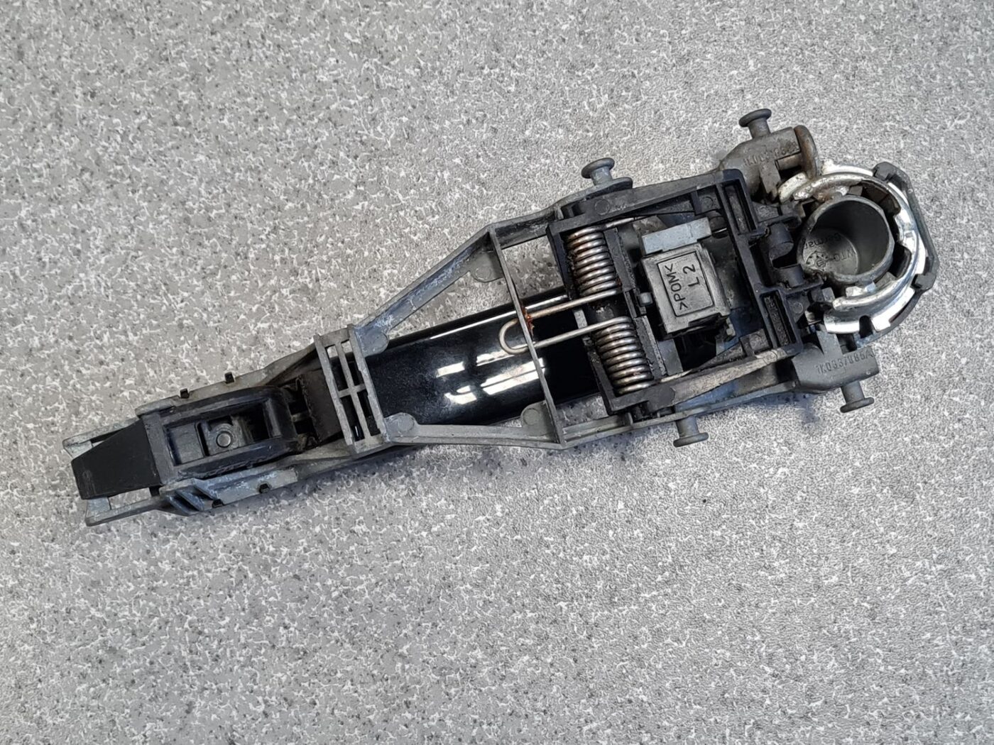 Aizmugurējāis labais durvju rokturis priekš SKODA OCTAVIA 2012 6 Aizmugurējāis labais durvju rokturis priekš SKODA OCTAVIA 2012