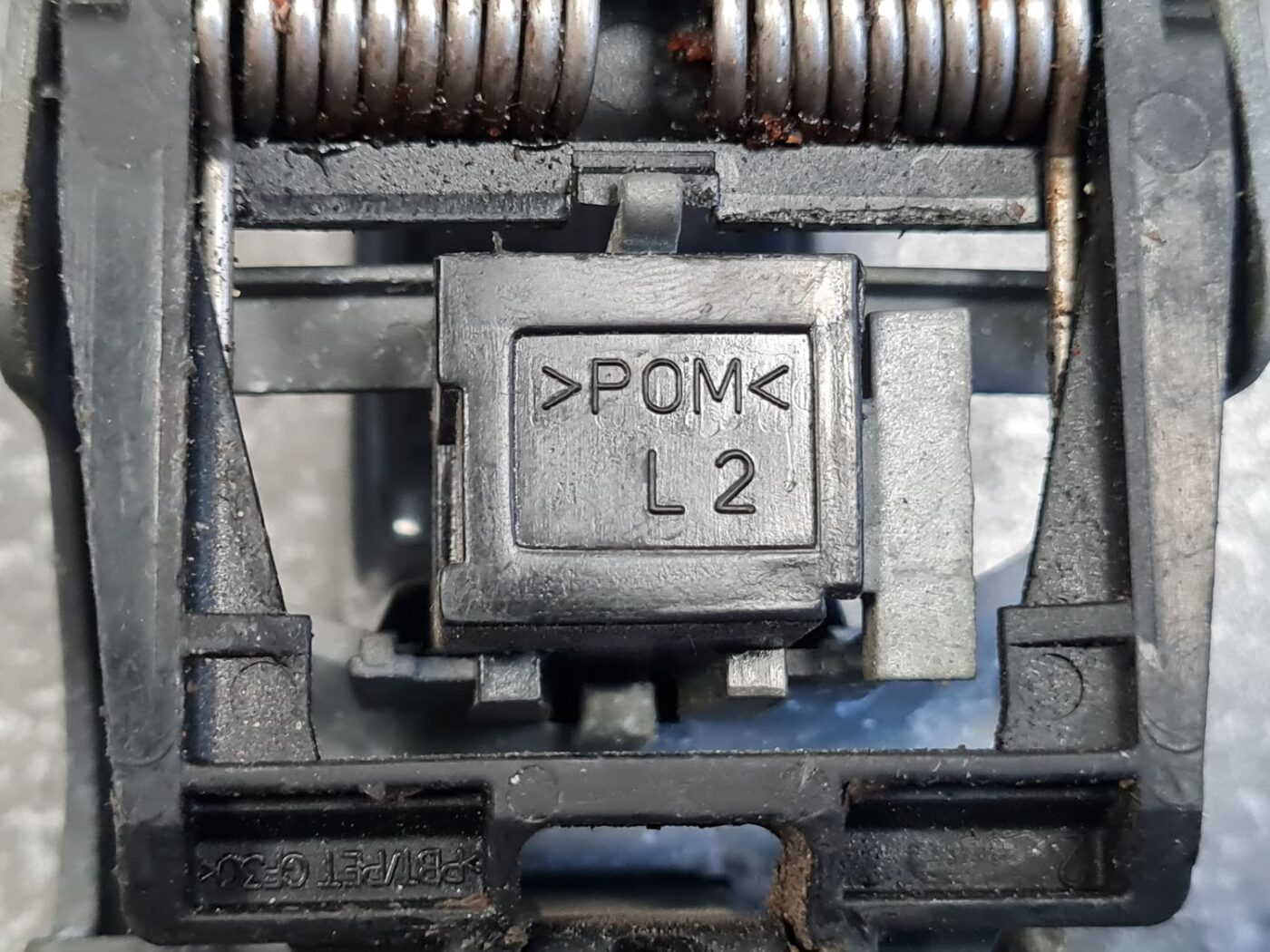 Aizmugurējāis labais durvju rokturis priekš SKODA OCTAVIA 2012 5 Aizmugurējāis labais durvju rokturis priekš SKODA OCTAVIA 2012