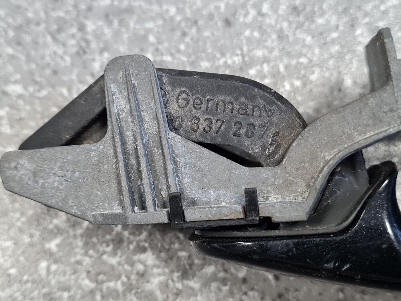 Aizmugurējāis labais durvju rokturis priekš SKODA OCTAVIA 2012 3 Aizmugurējāis labais durvju rokturis priekš SKODA OCTAVIA 2012