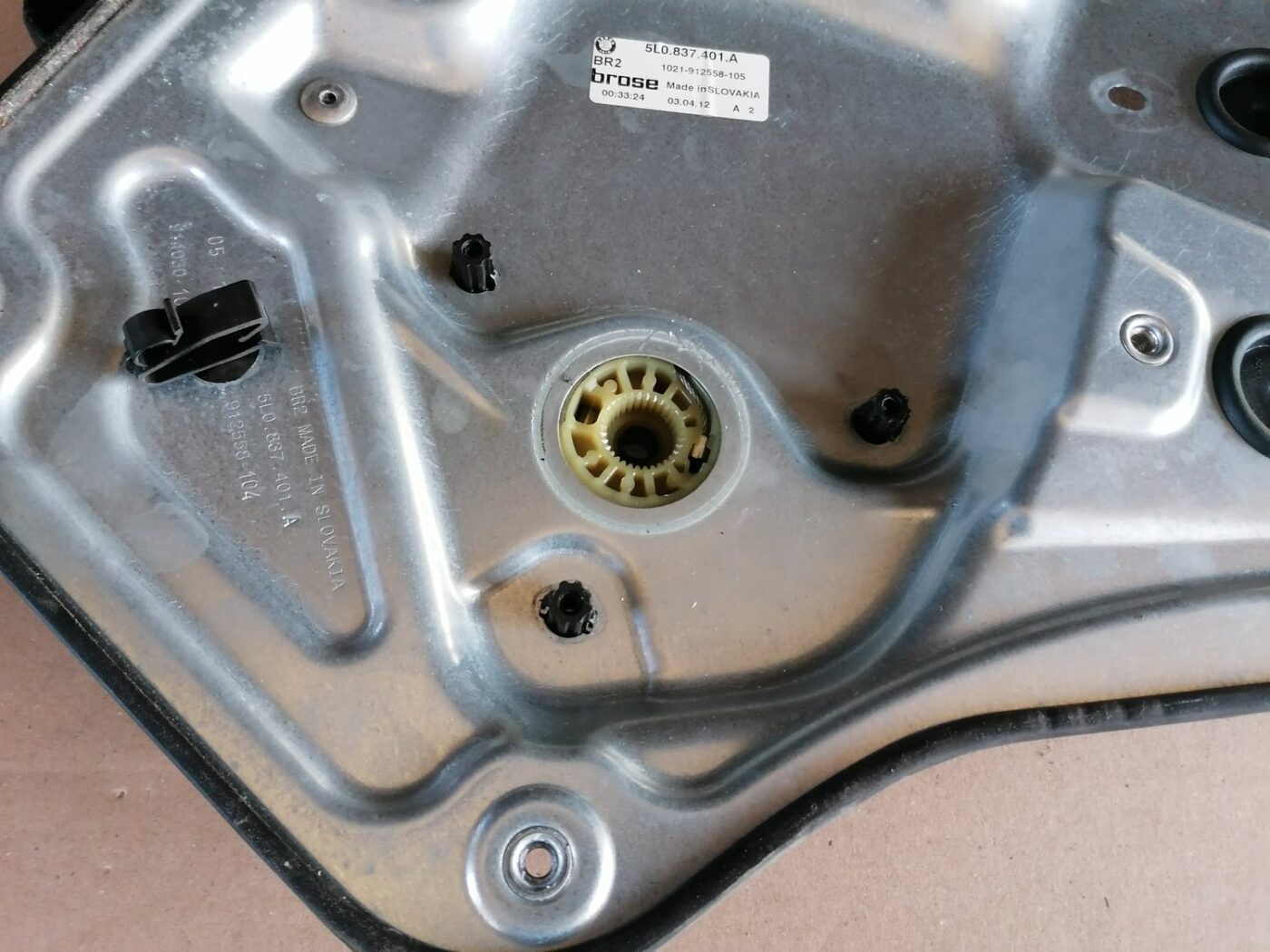 Stikla pacelšanas mehānisma panele priekš SKODA YETI 2012 2 Stikla pacelšanas mehānisma panele priekš SKODA YETI 2012