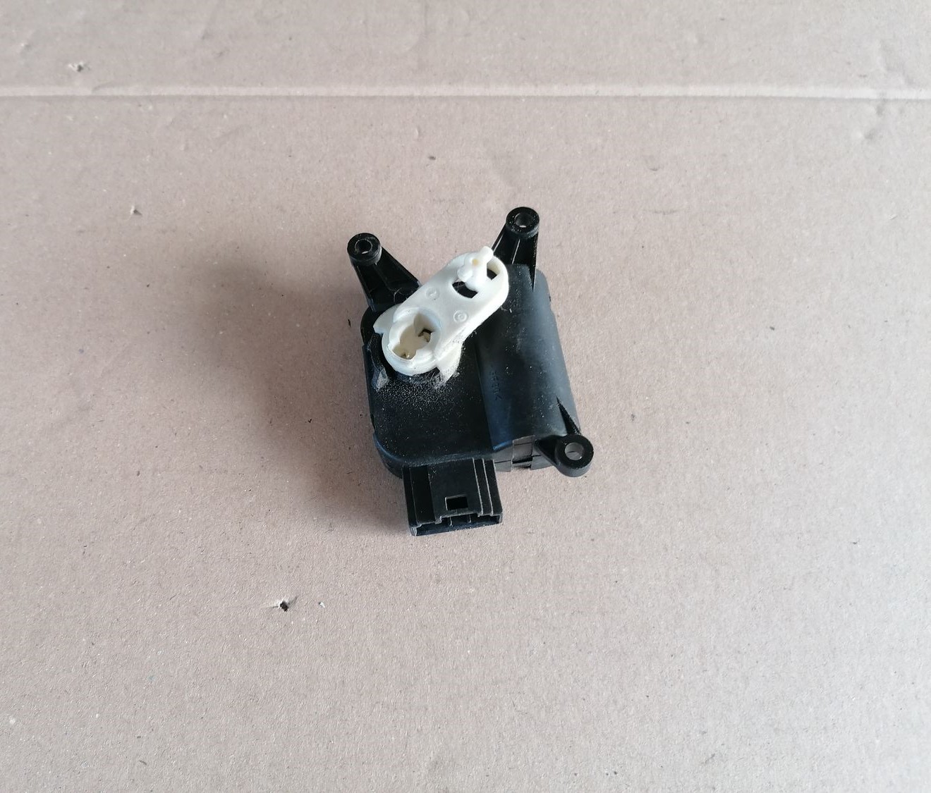 Apsildes sistēmas aktuators priekš SKODA YETI 2012 4 Apsildes sistēmas aktuators priekš SKODA YETI 2012