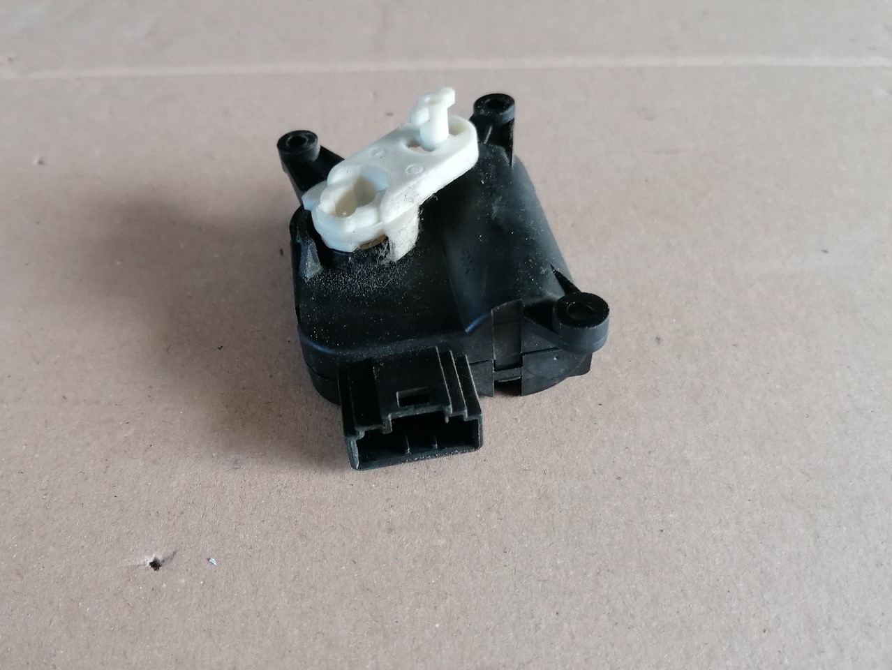 Apsildes sistēmas aktuators priekš SKODA YETI 2012 3 Apsildes sistēmas aktuators priekš SKODA YETI 2012