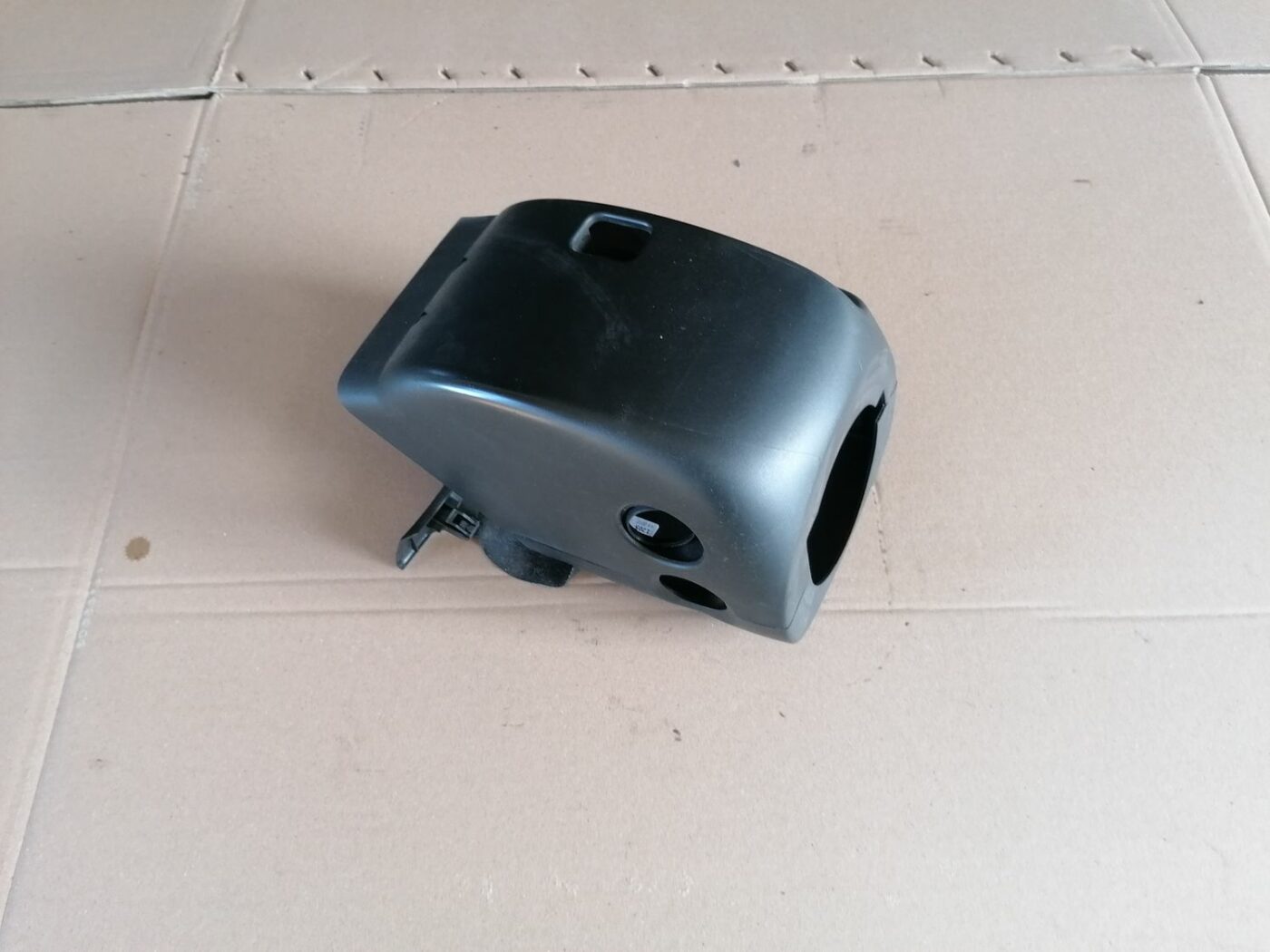 Stūres statnes putekļu aizsargs (salonā) priekš SKODA YETI 2012 1 Stūres statnes putekļu aizsargs (salonā) priekš SKODA YETI 2012