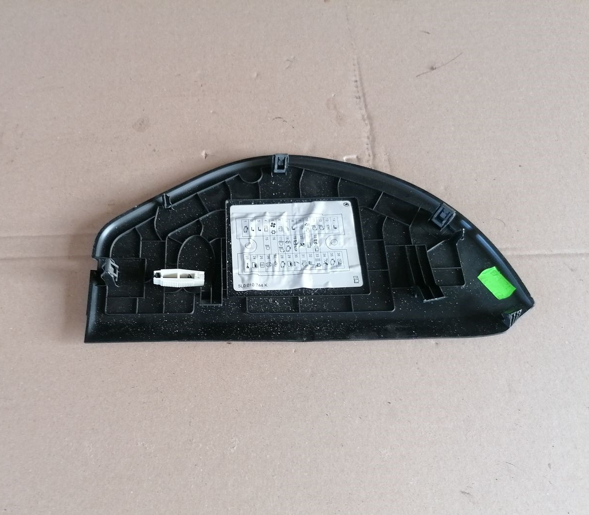 Mērinstrumentu paneļa sānu apdare priekš SKODA YETI 2012 5 Mērinstrumentu paneļa sānu apdare priekš SKODA YETI 2012