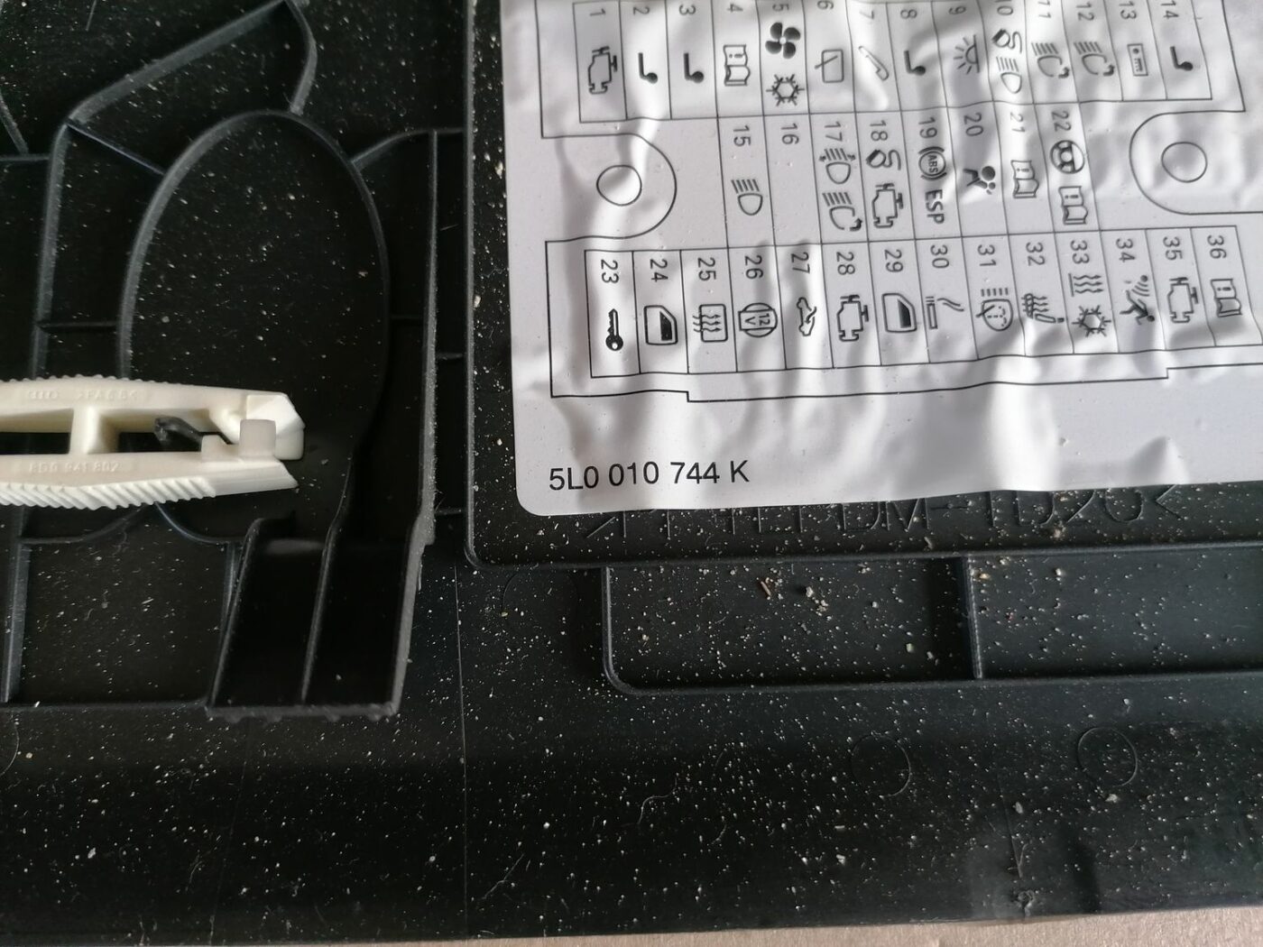 Mērinstrumentu paneļa sānu apdare priekš SKODA YETI 2012 4 Mērinstrumentu paneļa sānu apdare priekš SKODA YETI 2012