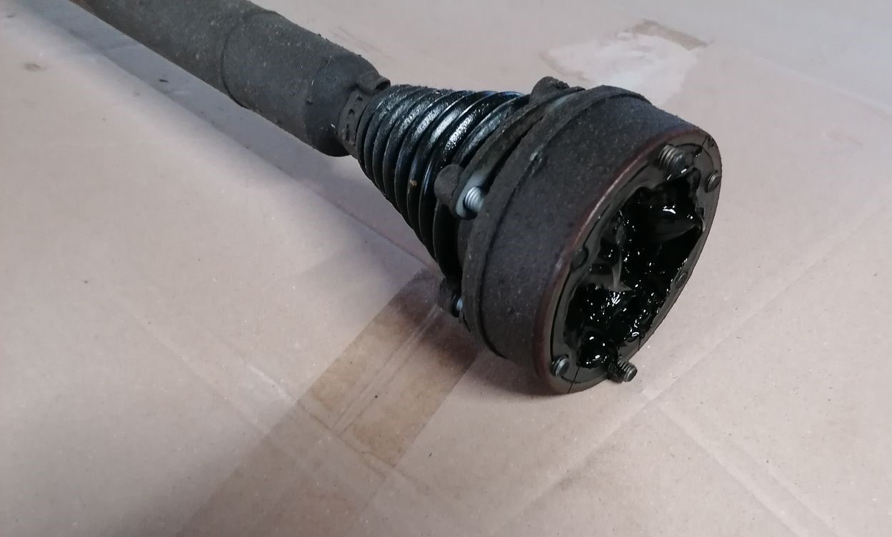 Pusass priekšēja labā priekš SKODA YETI 2012 3 Pusass priekšēja labā priekš SKODA YETI 2012