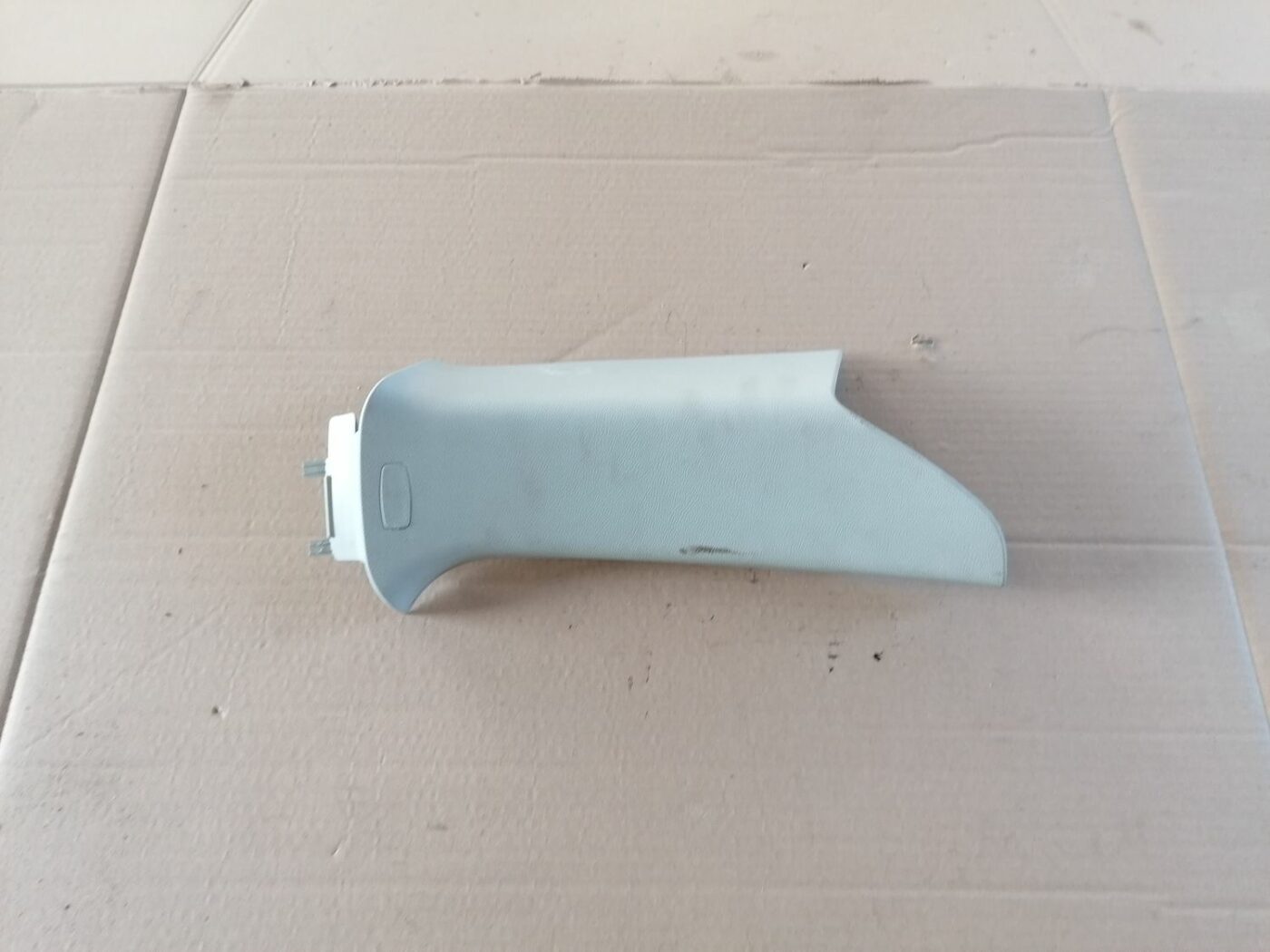 Aizmugurējas salona statnes apdare priekš SKODA YETI 2012 1 Aizmugurējas salona statnes apdare priekš SKODA YETI 2012