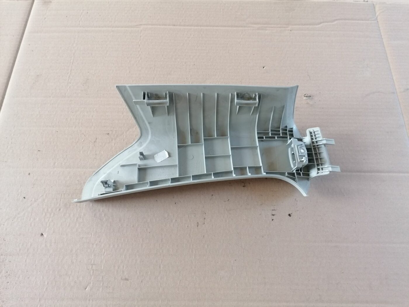 Aizmugurējas salona statnes apdare priekš SKODA YETI 2012 4 Aizmugurējas salona statnes apdare priekš SKODA YETI 2012