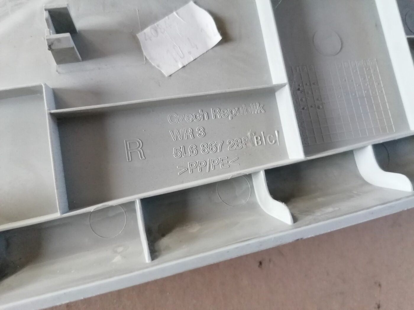 Aizmugurējas salona statnes apdare priekš SKODA YETI 2012 3 Aizmugurējas salona statnes apdare priekš SKODA YETI 2012