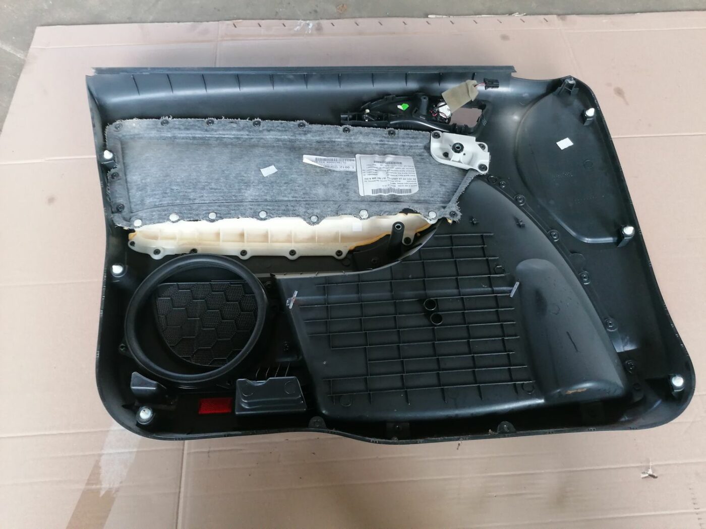 Aizmugurējo labo durvju apdare priekš SKODA YETI 2012 4 Aizmugurējo labo durvju apdare priekš SKODA YETI 2012