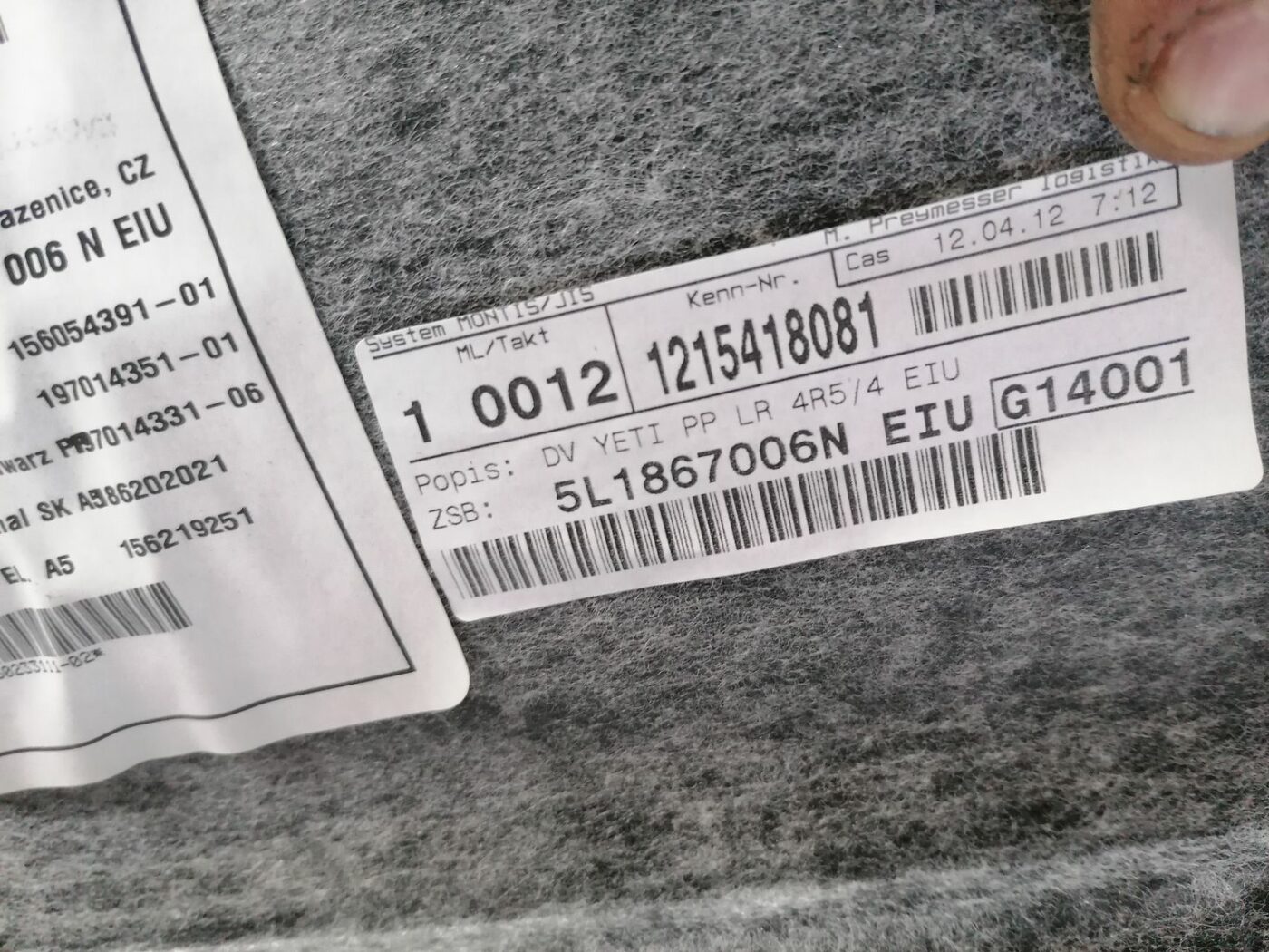 Aizmugurējo labo durvju apdare priekš SKODA YETI 2012 3 Aizmugurējo labo durvju apdare priekš SKODA YETI 2012