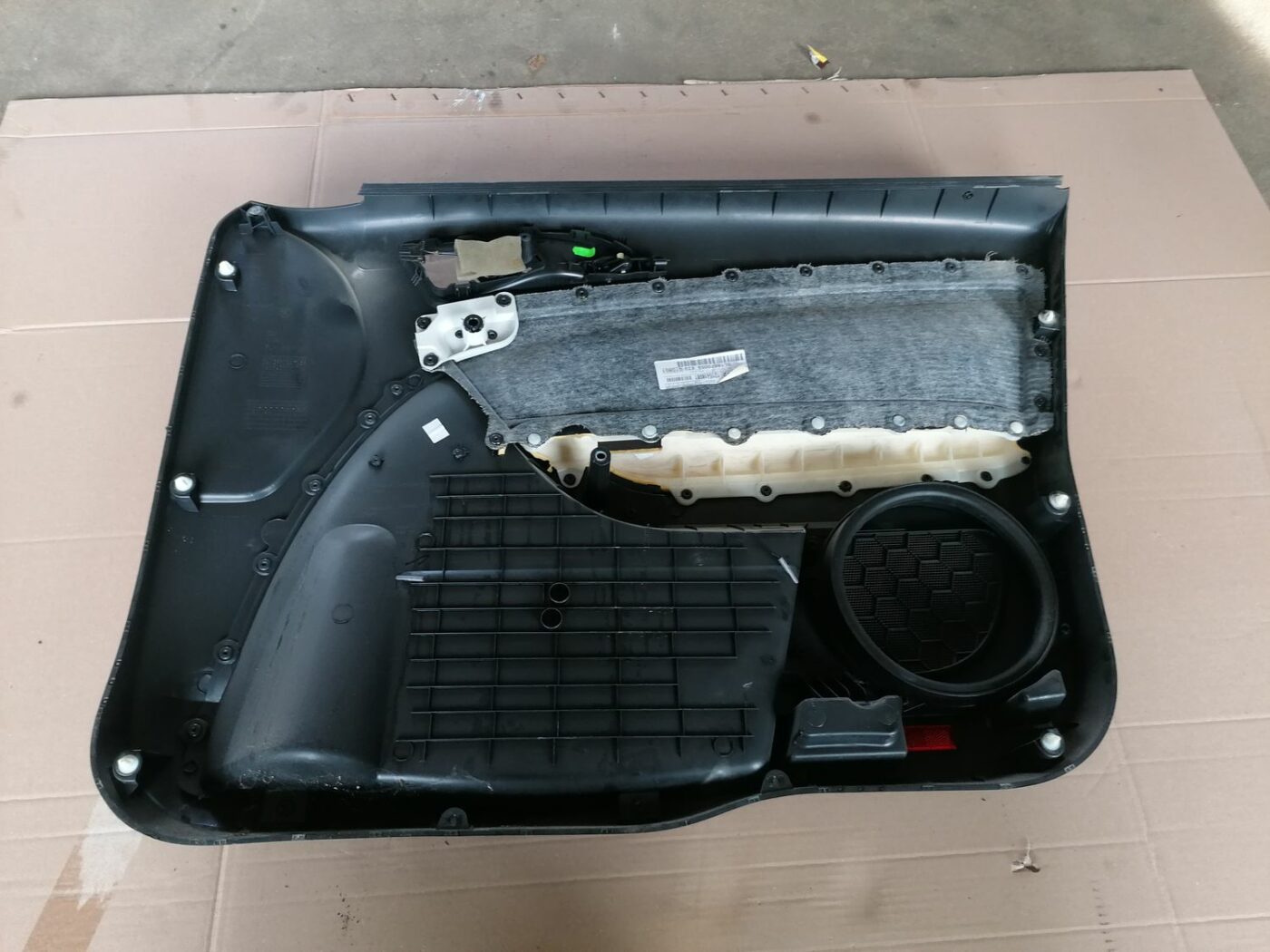 Priekšējo kreiso durvju apdare priekš SKODA YETI 2012 2 Priekšējo kreiso durvju apdare priekš SKODA YETI 2012