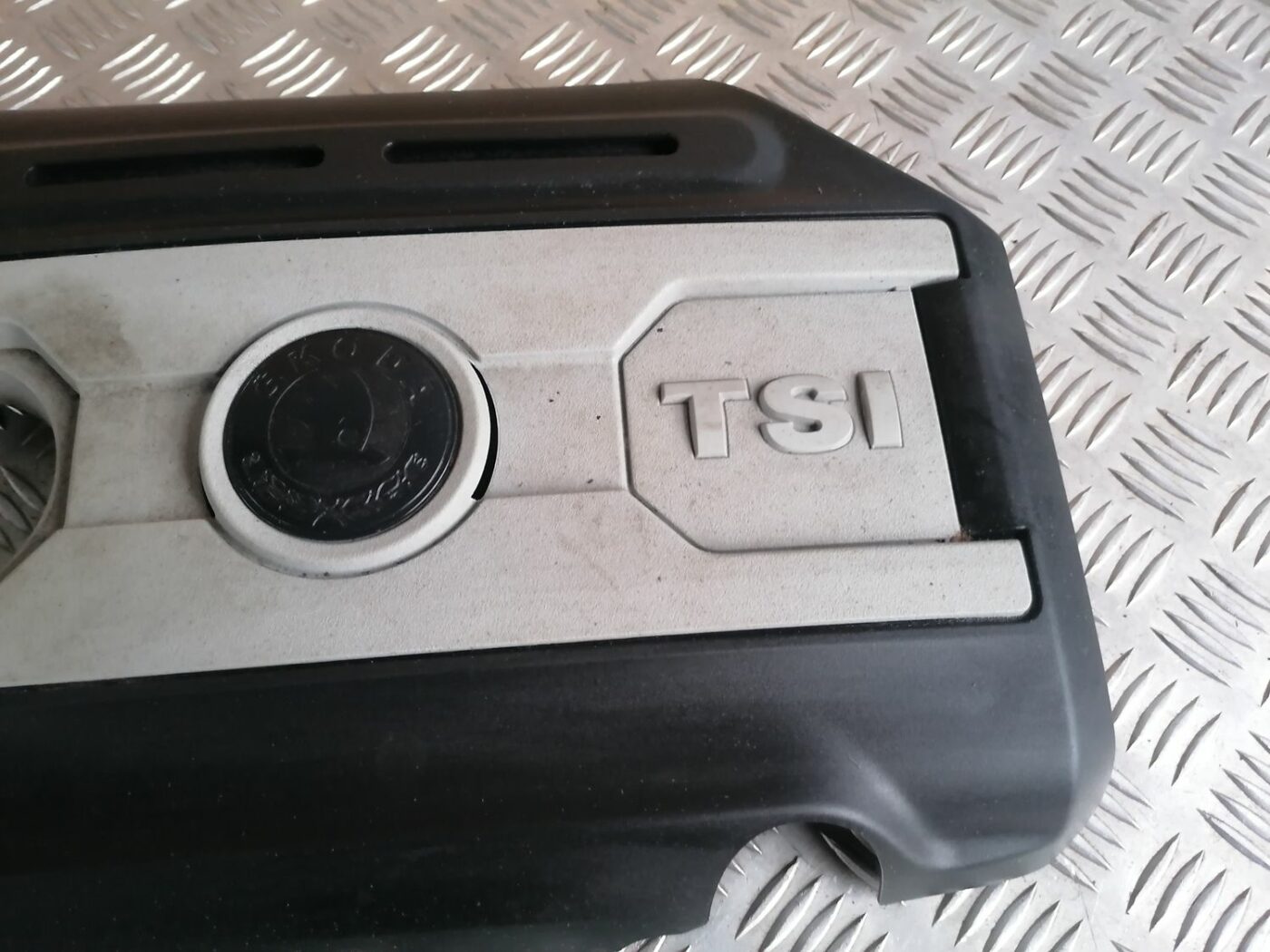 Dzinēja dekoratīvais vāks priekš SKODA OCTAVIA 2012 2 Dzinēja dekoratīvais vāks priekš SKODA OCTAVIA 2012