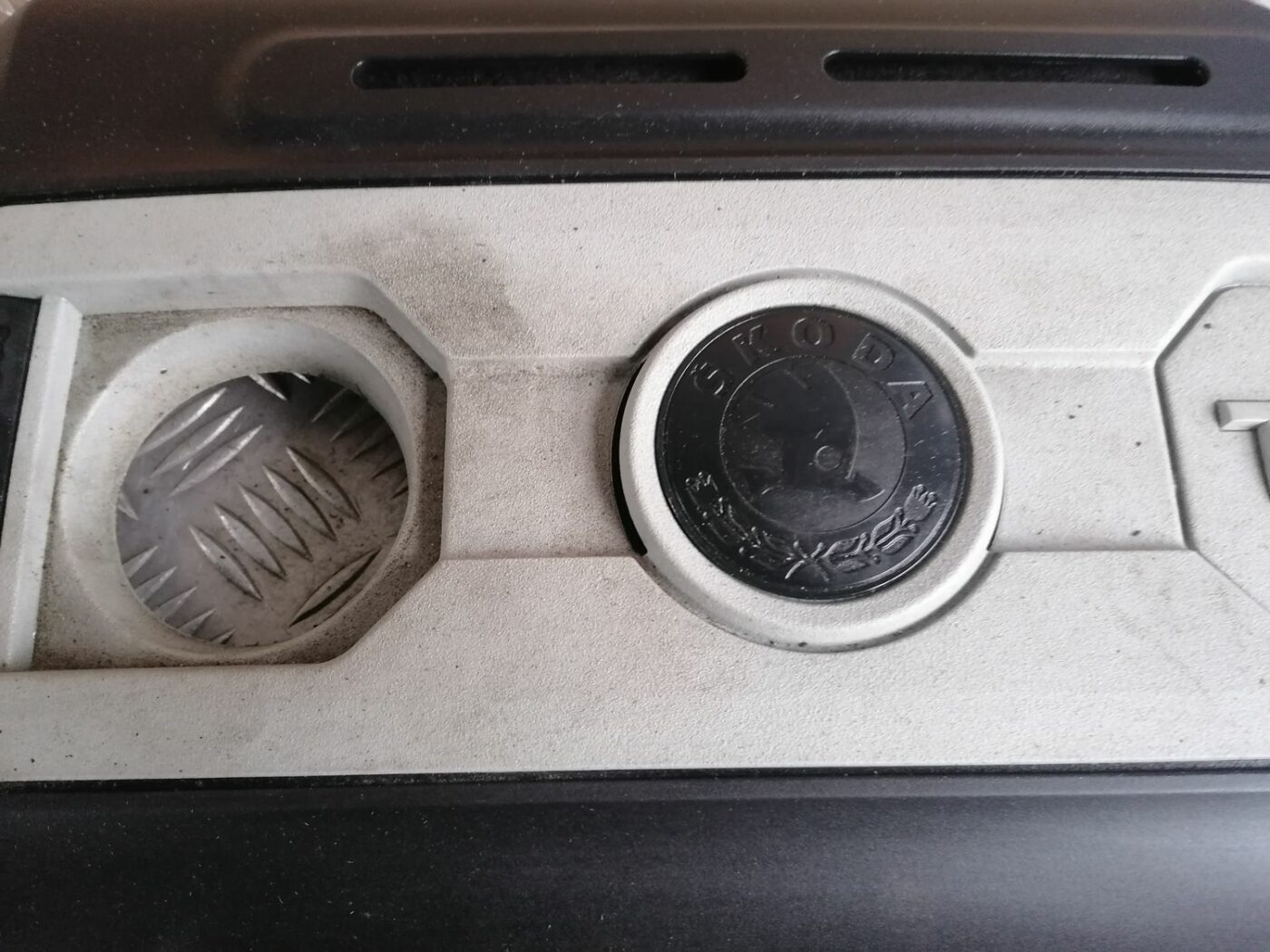 Dzinēja dekoratīvais vāks priekš SKODA OCTAVIA 2012 7 Dzinēja dekoratīvais vāks priekš SKODA OCTAVIA 2012