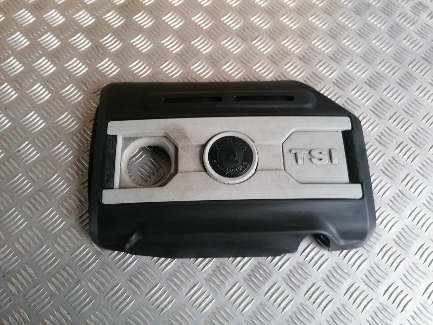 Dzinēja dekoratīvais vāks priekš SKODA OCTAVIA 2012 6 Dzinēja dekoratīvais vāks priekš SKODA OCTAVIA 2012