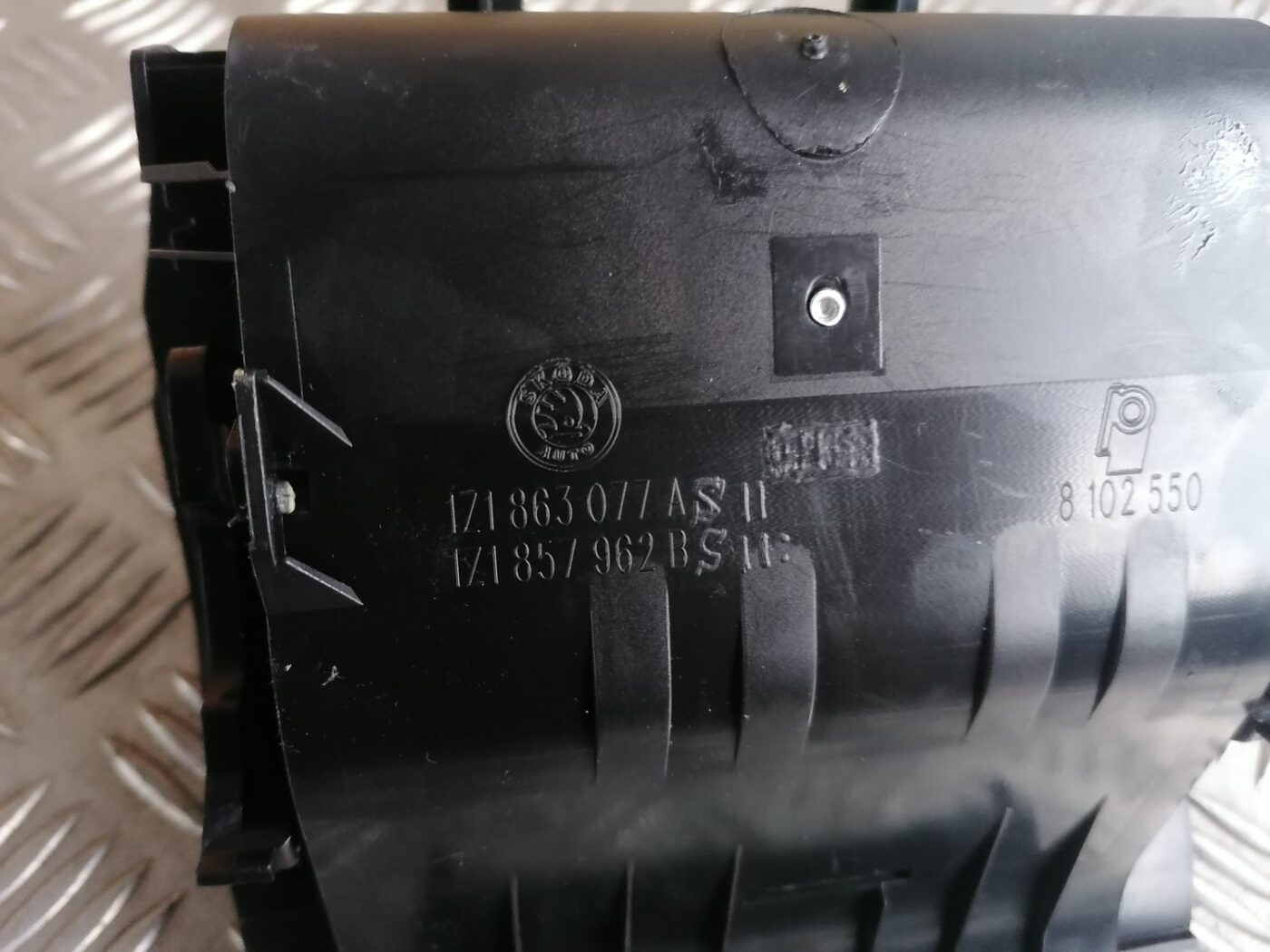 Pelnu trauks priekš SKODA OCTAVIA 2012 4 Pelnu trauks priekš SKODA OCTAVIA 2012