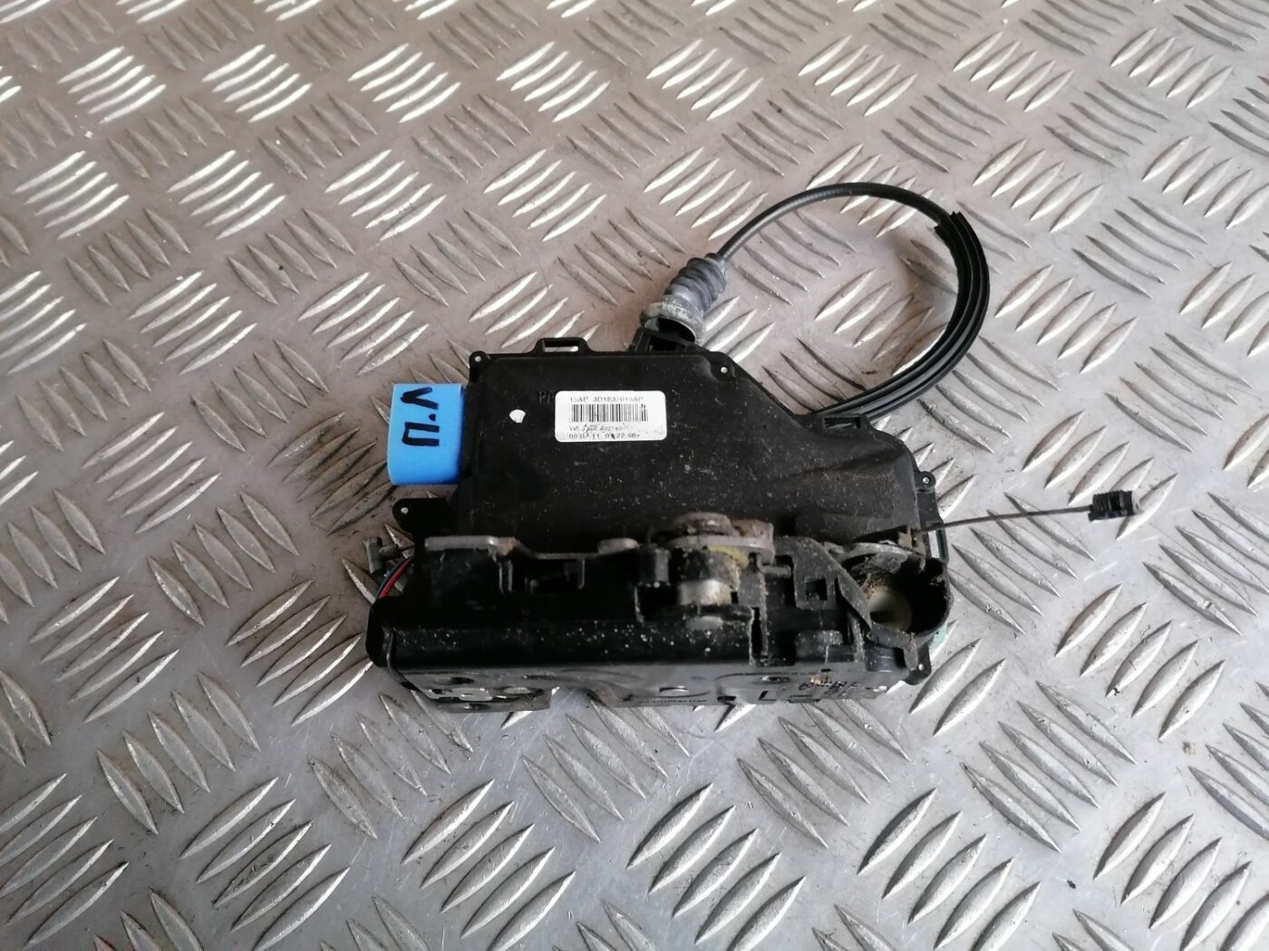 Priekšējo kreiso durvju slēdzene priekš SKODA OCTAVIA 2012 2 Priekšējo kreiso durvju slēdzene priekš SKODA OCTAVIA 2012