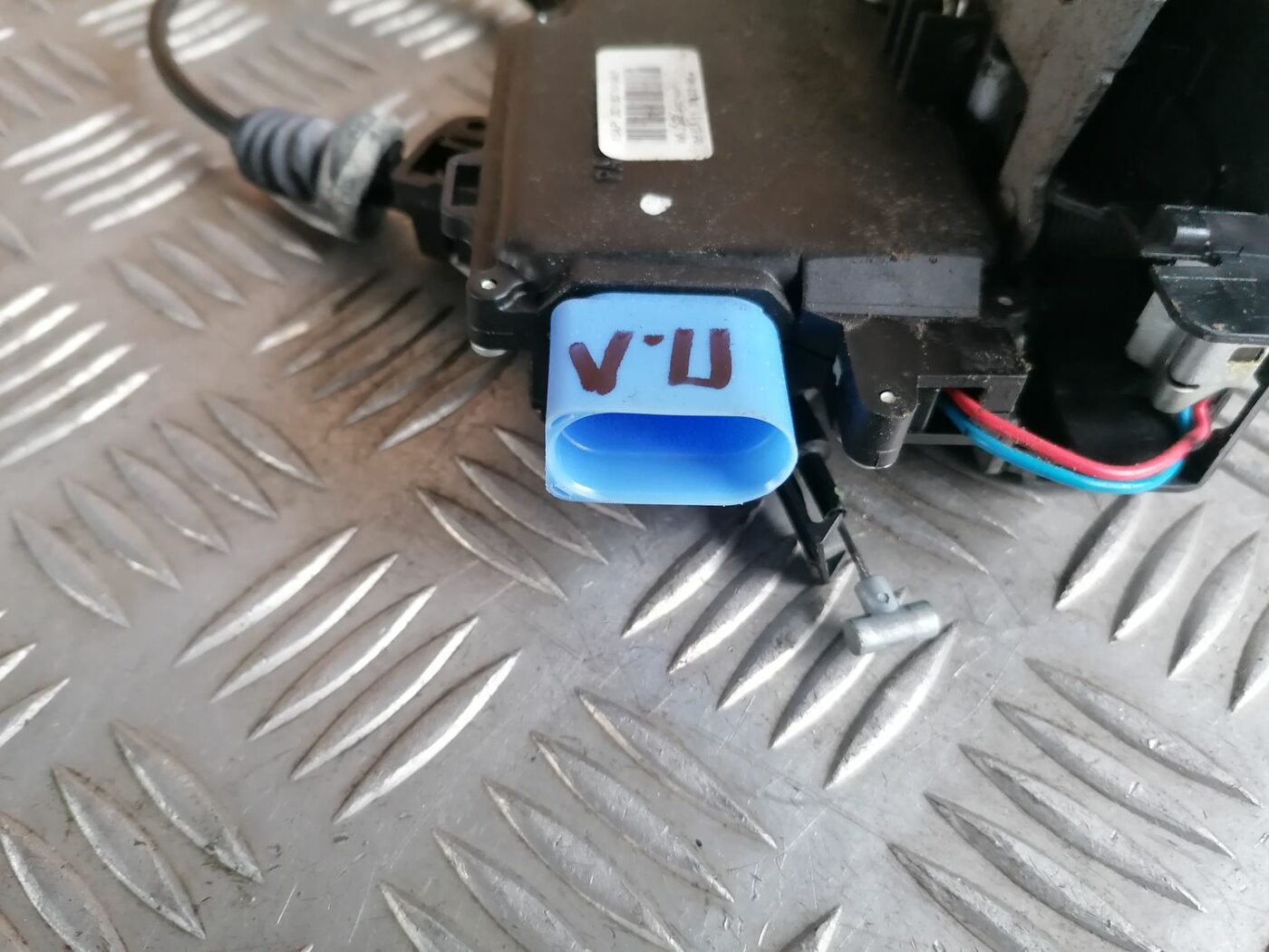 Priekšējo kreiso durvju slēdzene priekš SKODA OCTAVIA 2012 6 Priekšējo kreiso durvju slēdzene priekš SKODA OCTAVIA 2012