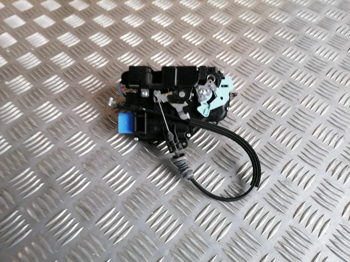 Priekšējo kreiso durvju slēdzene priekš SKODA OCTAVIA 2012 5 Priekšējo kreiso durvju slēdzene priekš SKODA OCTAVIA 2012