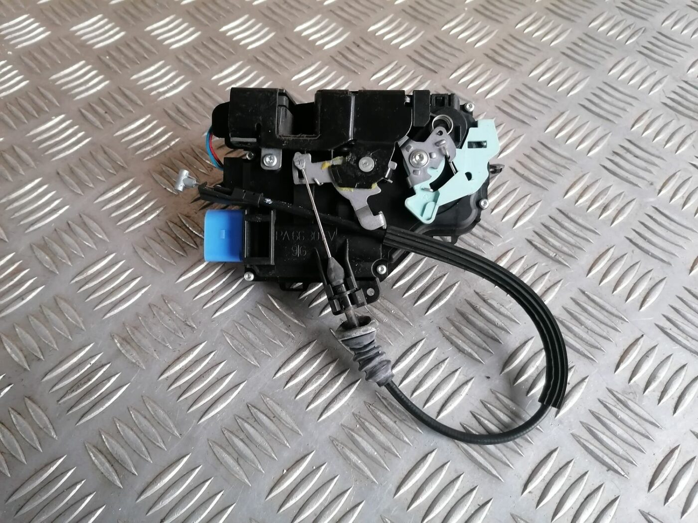 Priekšējo kreiso durvju slēdzene priekš SKODA OCTAVIA 2012 4 Priekšējo kreiso durvju slēdzene priekš SKODA OCTAVIA 2012