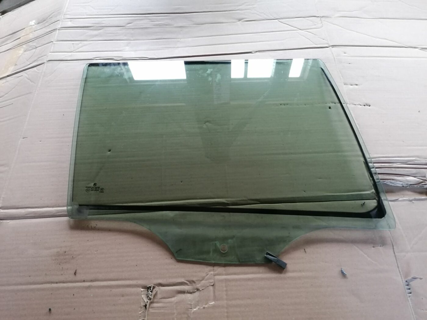 Aizmugurējo labo durvju stikls priekš SKODA OCTAVIA 2012 1 Aizmugurējo labo durvju stikls priekš SKODA OCTAVIA 2012