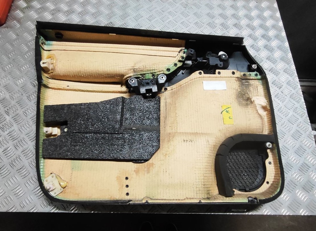 Priekšējo labo durvju apdare priekš OPEL ZAFIRA 2002 2 Priekšējo labo durvju apdare priekš OPEL ZAFIRA 2002