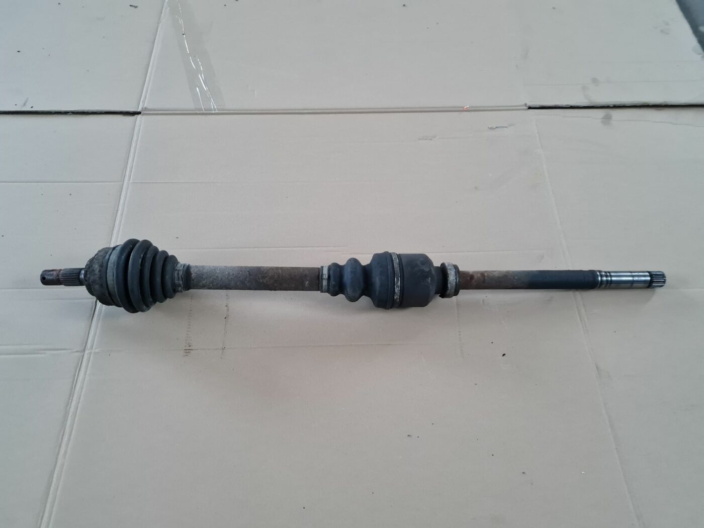 Pusass priekšēja labā priekš PEUGEOT 307 2003 1 Pusass priekšēja labā priekš PEUGEOT 307 2003