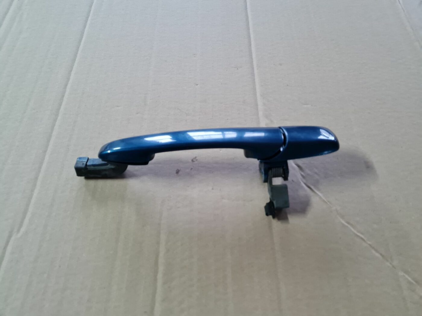 Aizmugurējāis labais durvju rokturis priekš MAZDA 3 2007 1 Aizmugurējāis labais durvju rokturis priekš MAZDA 3 2007