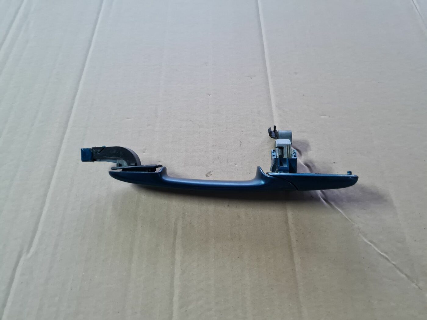 Aizmugurējāis labais durvju rokturis priekš MAZDA 3 2007 2 Aizmugurējāis labais durvju rokturis priekš MAZDA 3 2007