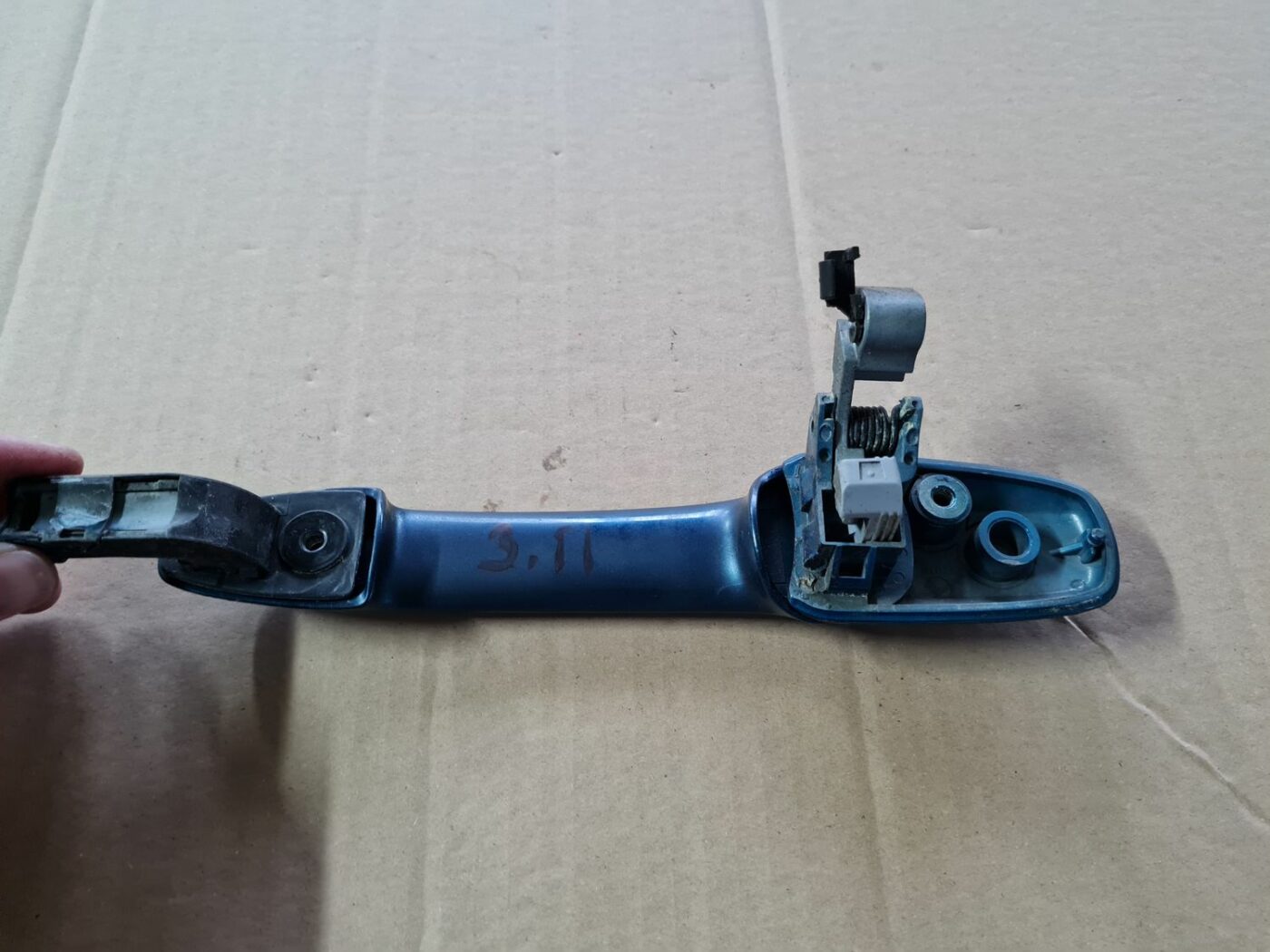 Aizmugurējāis labais durvju rokturis priekš MAZDA 3 2007 3 Aizmugurējāis labais durvju rokturis priekš MAZDA 3 2007