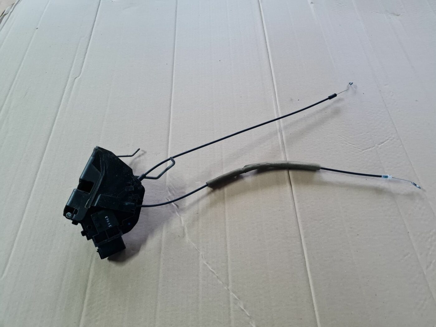 Priekšējo kreiso durvju slēdzene priekš MAZDA 3 2007 1 Priekšējo kreiso durvju slēdzene priekš MAZDA 3 2007